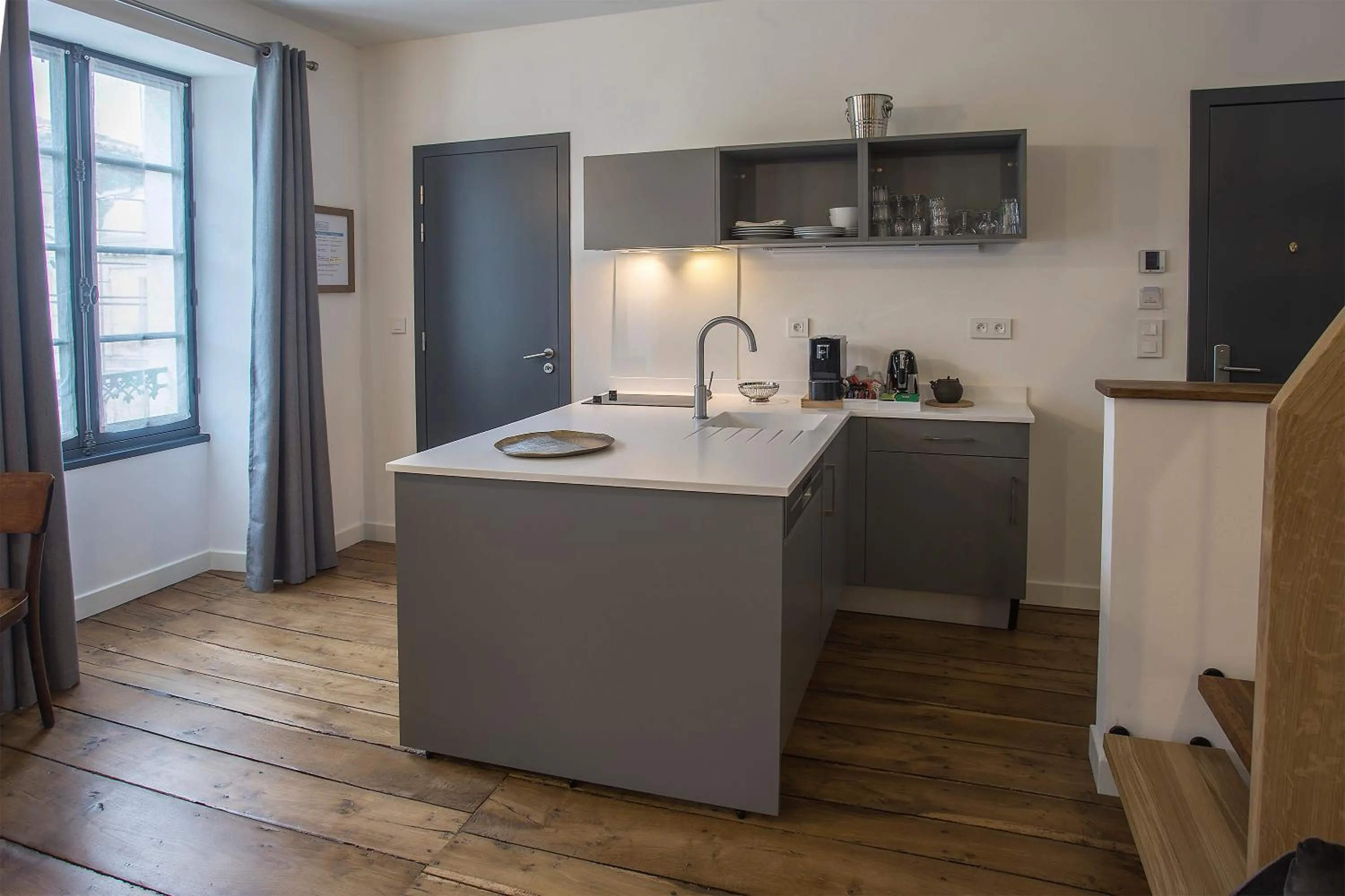 Kitchen or kitchenette in Appart'Hôtel - VILLA CÔTÉ PLATEAU - Hyper Centre - 3 Étoiles Certifiées-