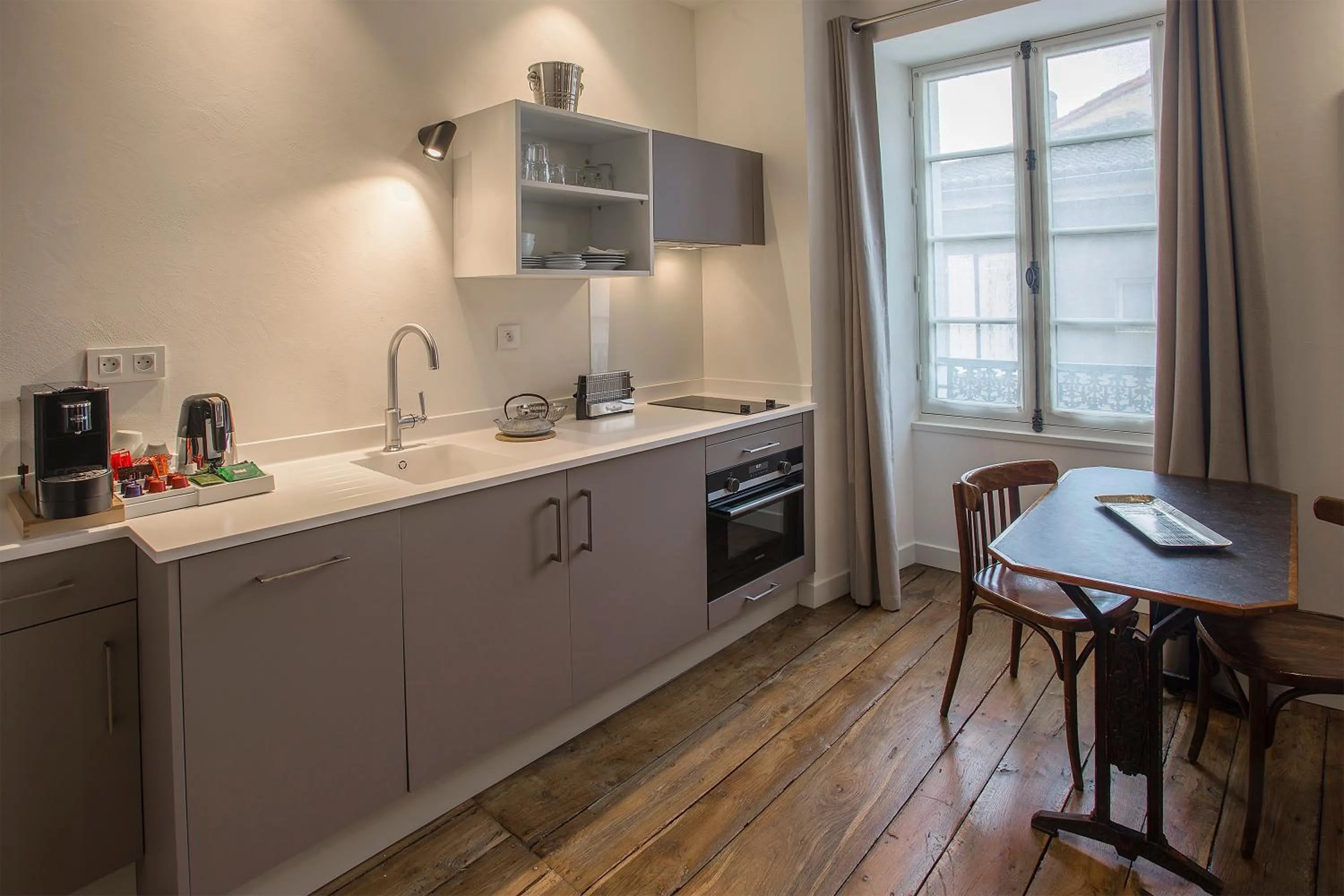 Kitchen or kitchenette in Appart'Hôtel - VILLA CÔTÉ PLATEAU - Hyper Centre - 3 Étoiles Certifiées-