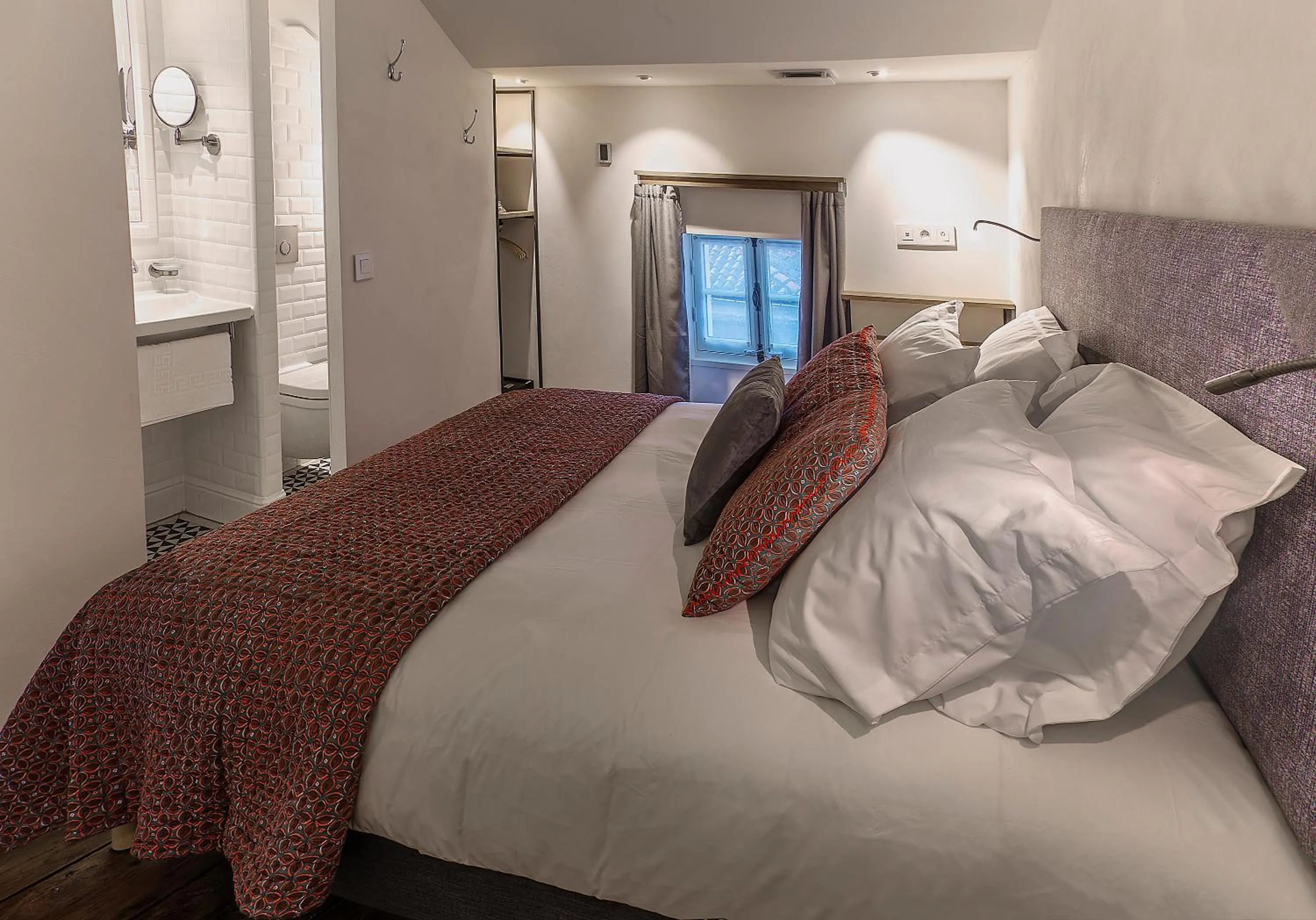 Bedroom, Bed in Appart'Hôtel - VILLA CÔTÉ PLATEAU - Hyper Centre - 3 Étoiles Certifiées-