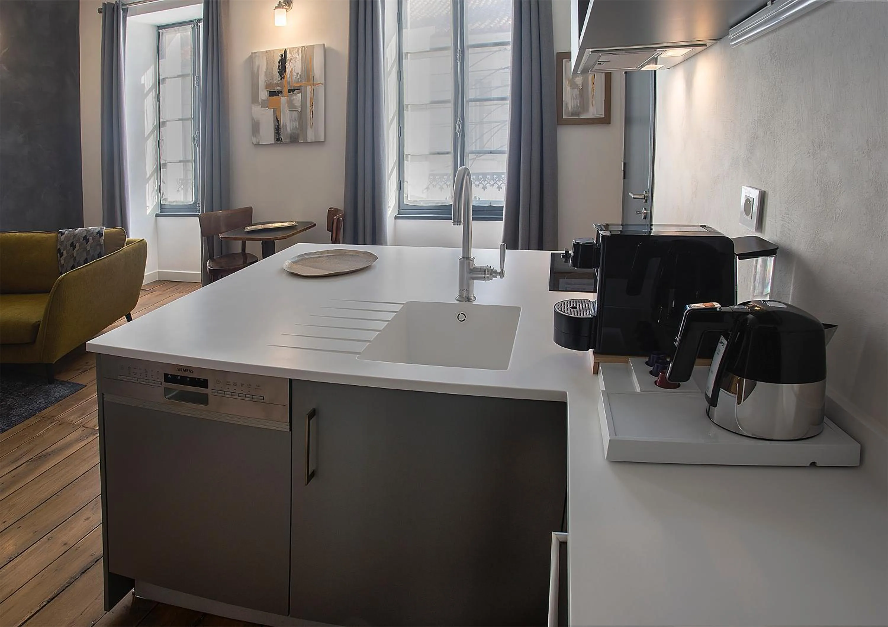 Kitchen or kitchenette in Appart'Hôtel - VILLA CÔTÉ PLATEAU - Hyper Centre - 3 Étoiles Certifiées-