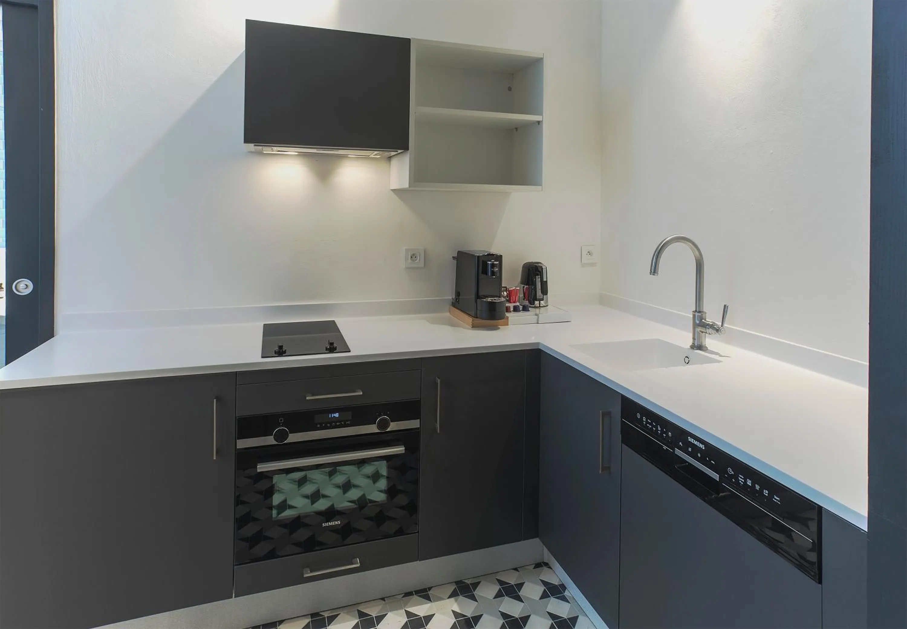 Kitchen or kitchenette in Appart'Hôtel - VILLA CÔTÉ PLATEAU - Hyper Centre - 3 Étoiles Certifiées-