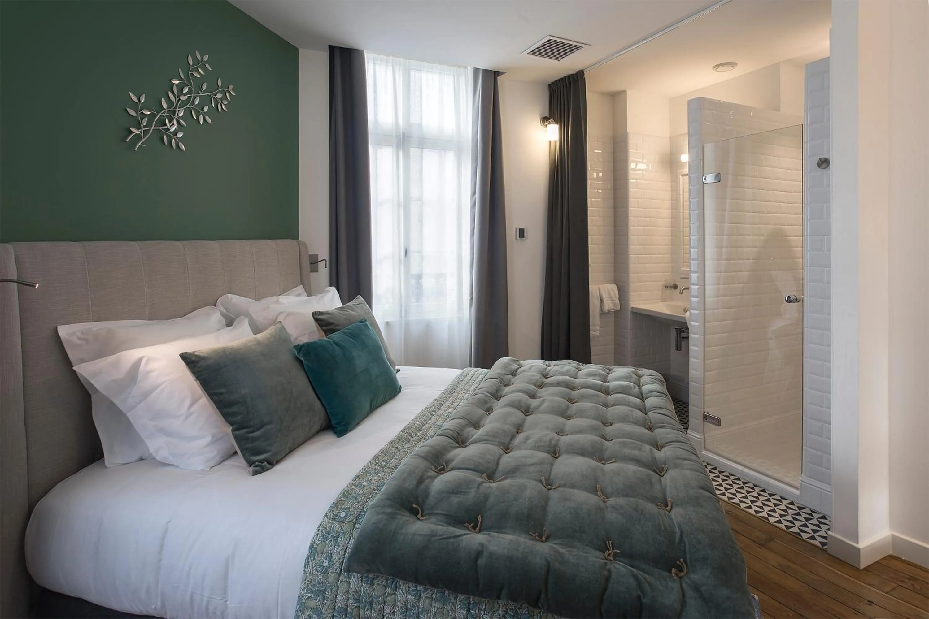 Photo of the whole room, Bed in Appart'Hôtel - VILLA CÔTÉ PLATEAU - Hyper Centre - 3 Étoiles Certifiées-