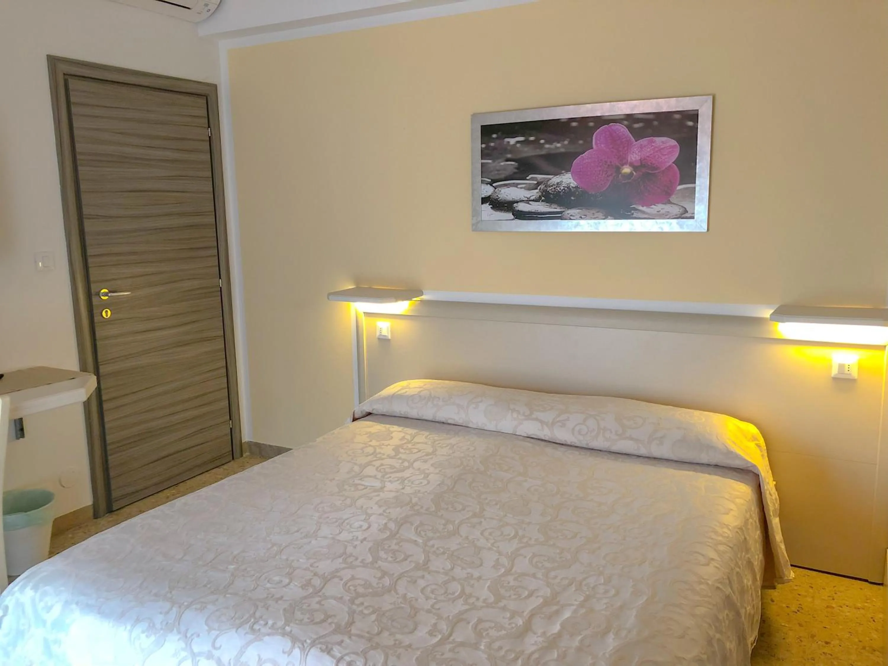 Photo of the whole room, Bed in Villa Emma Malcesine