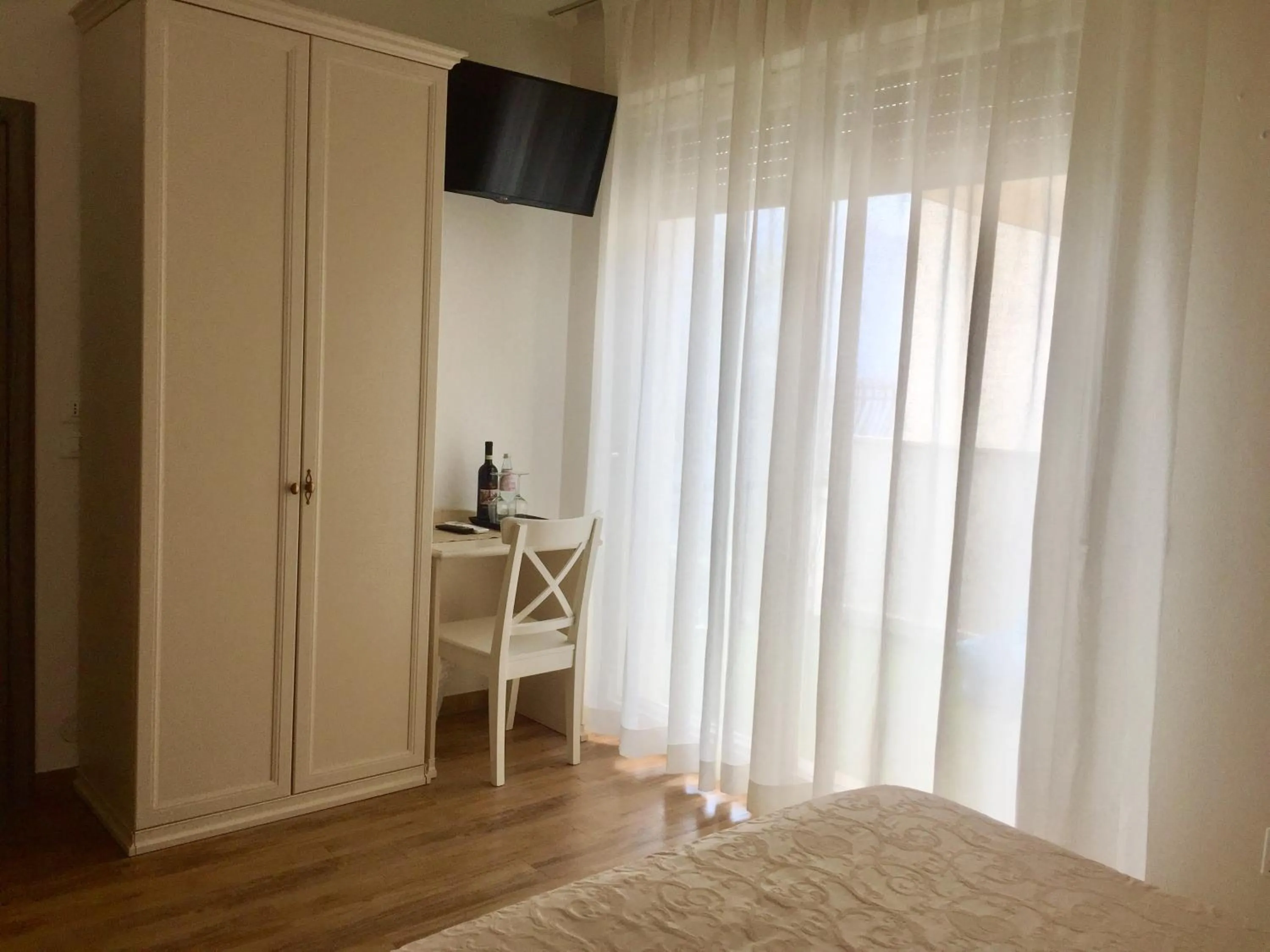 Photo of the whole room, Bed in Villa Emma Malcesine