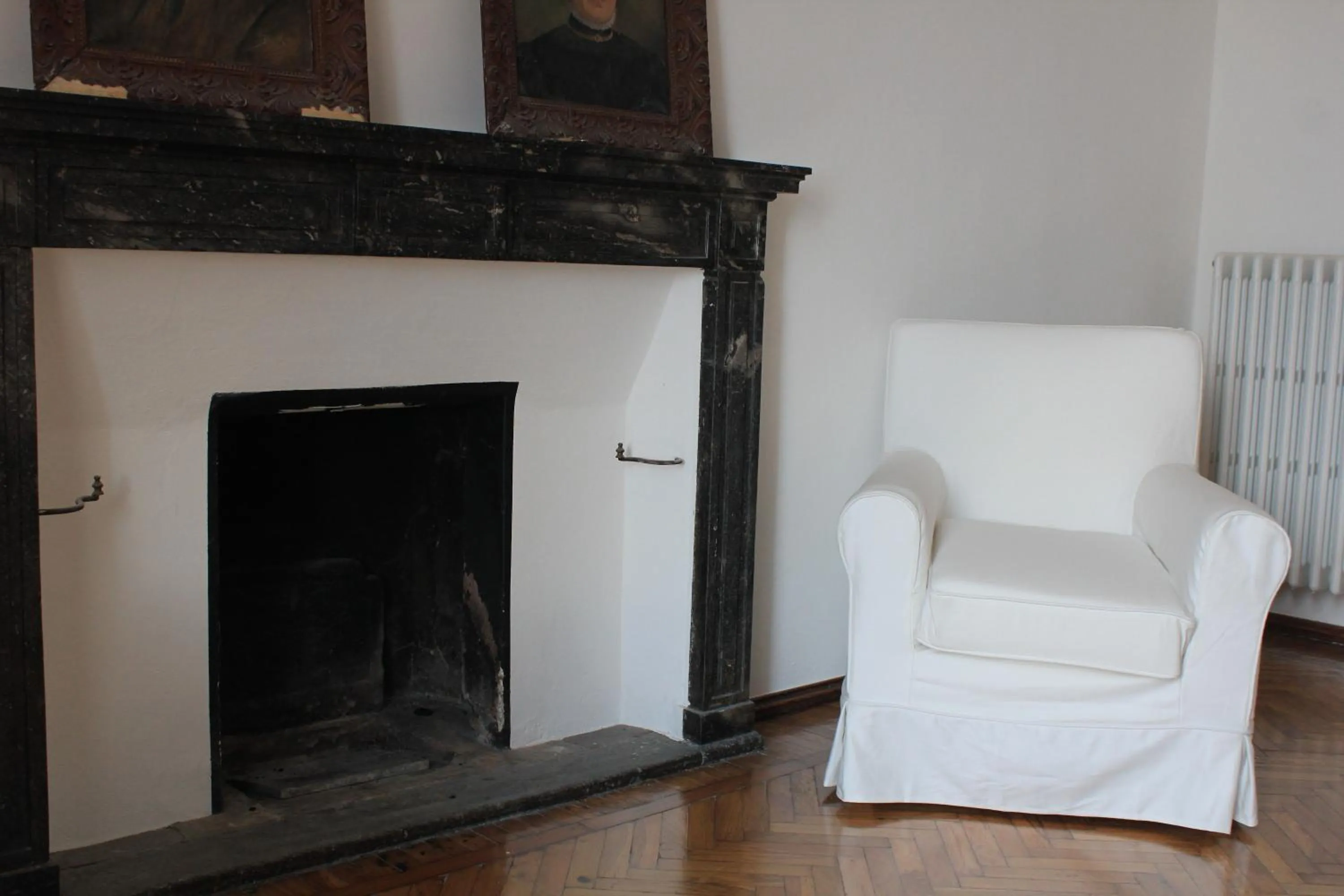 Communal lounge/ TV room in Suite Villa Lillia