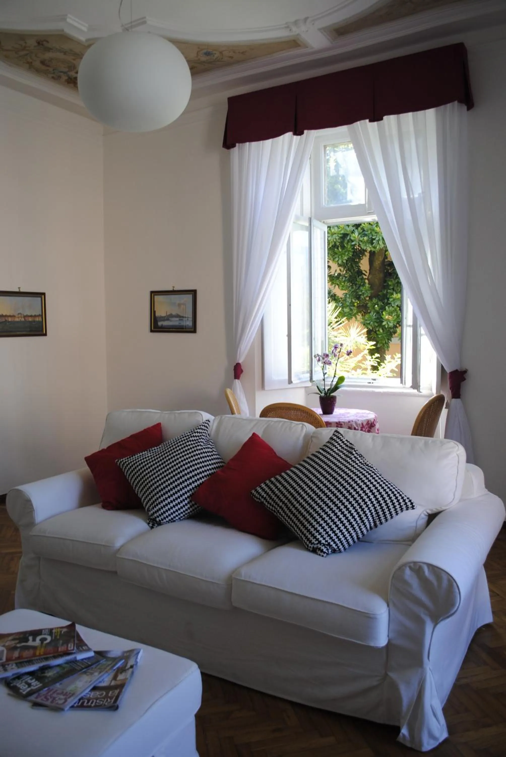 Living room, Bed in Suite Villa Lillia