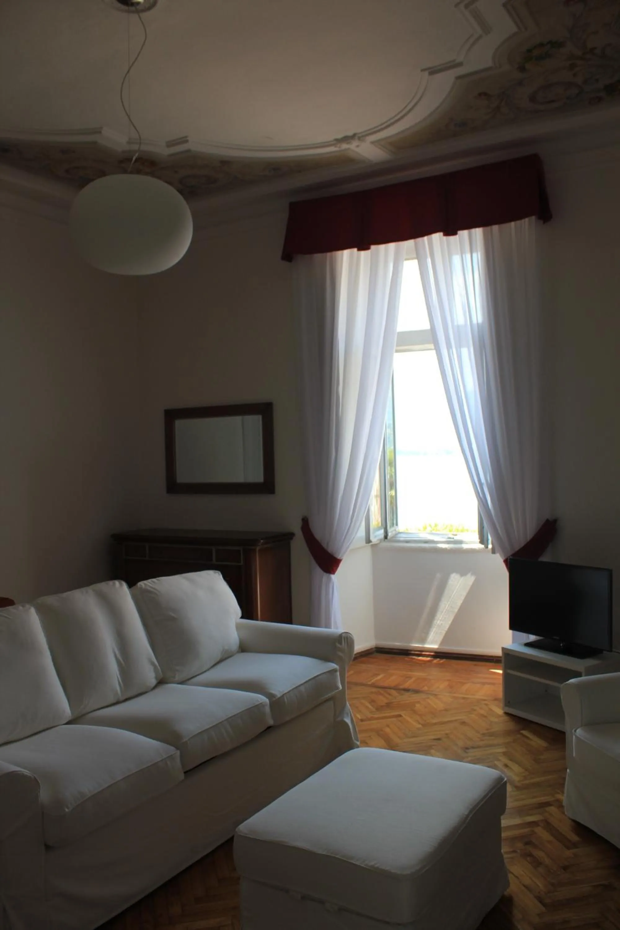 Communal lounge/ TV room in Suite Villa Lillia
