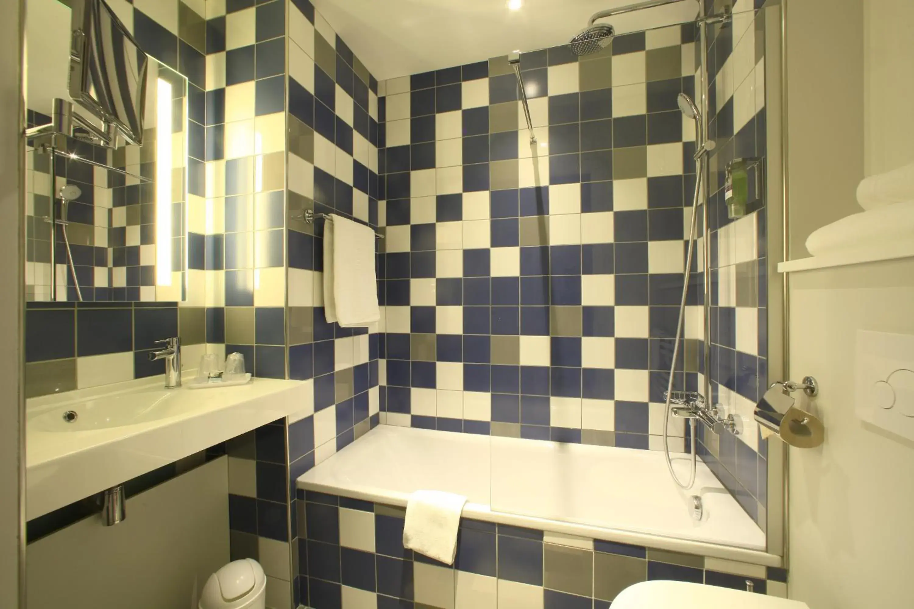 Bathroom in Mercure Castres L'Occitan Bathroom in Mercure Castres L'Occitan