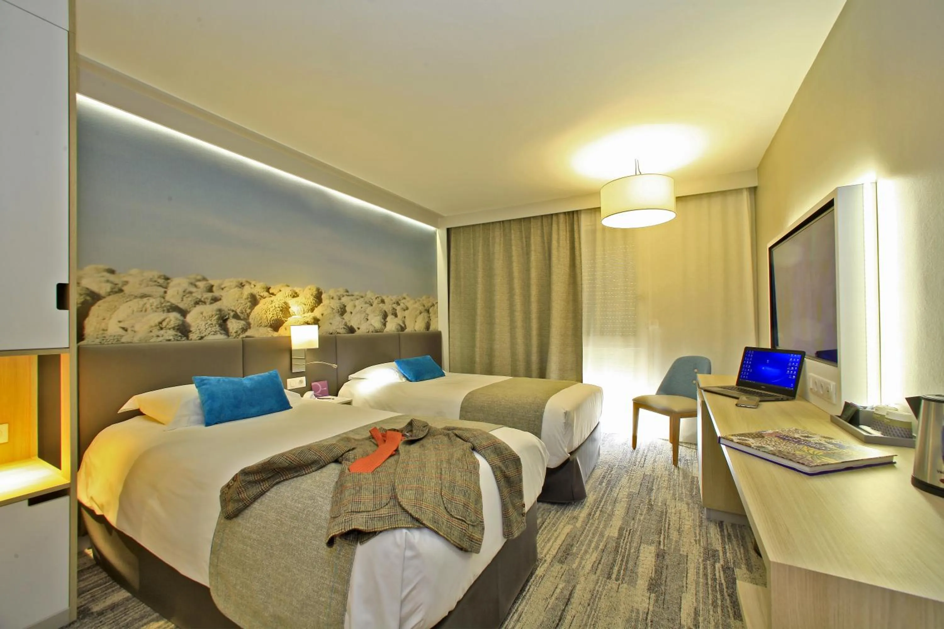 Photo of the whole room, Bed in Mercure Castres L'Occitan