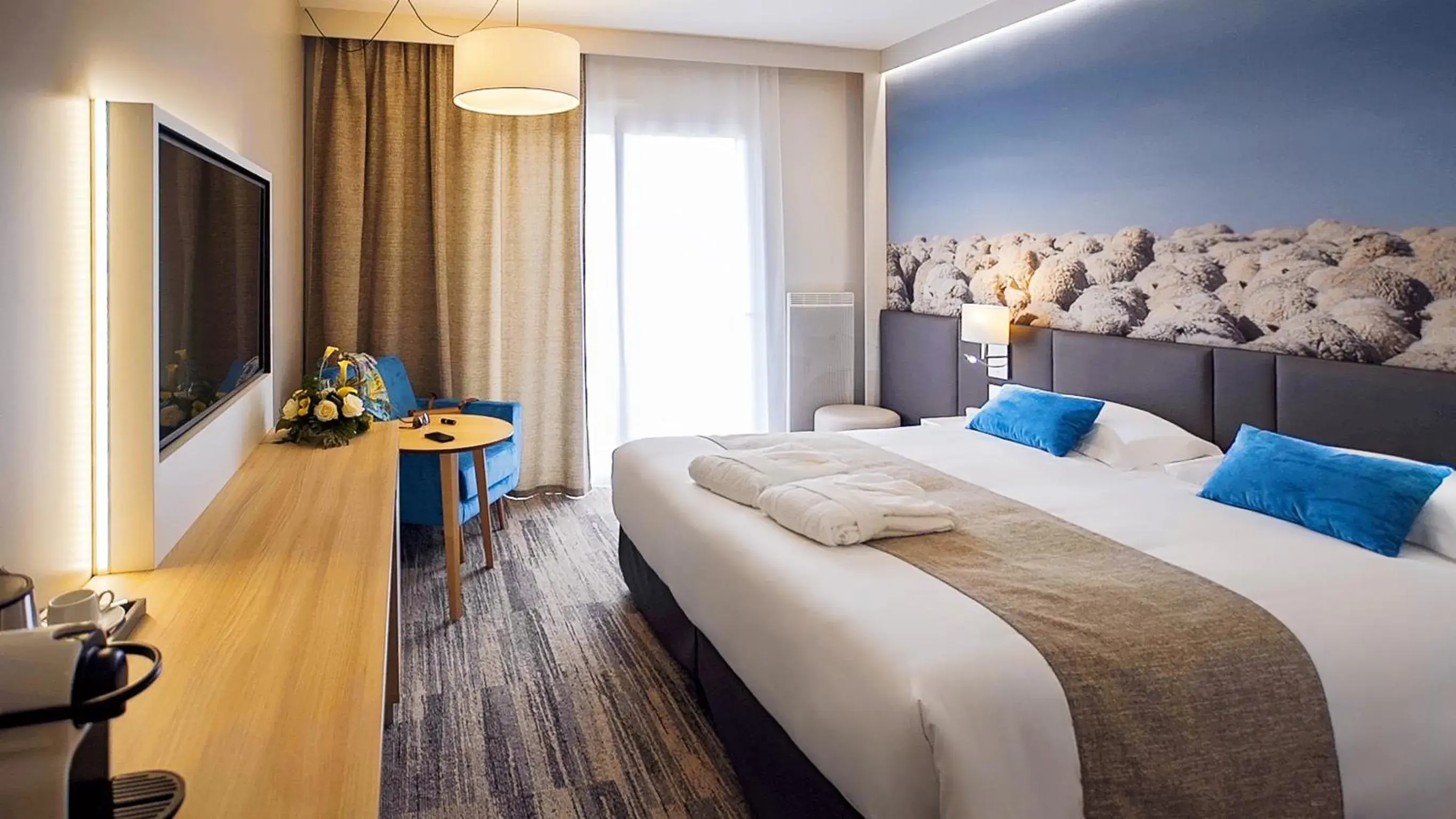 Coffee/tea facilities, Bed in Mercure Castres L'Occitan Coffee/tea facilities, Bed in Mercure Castres L'Occitan