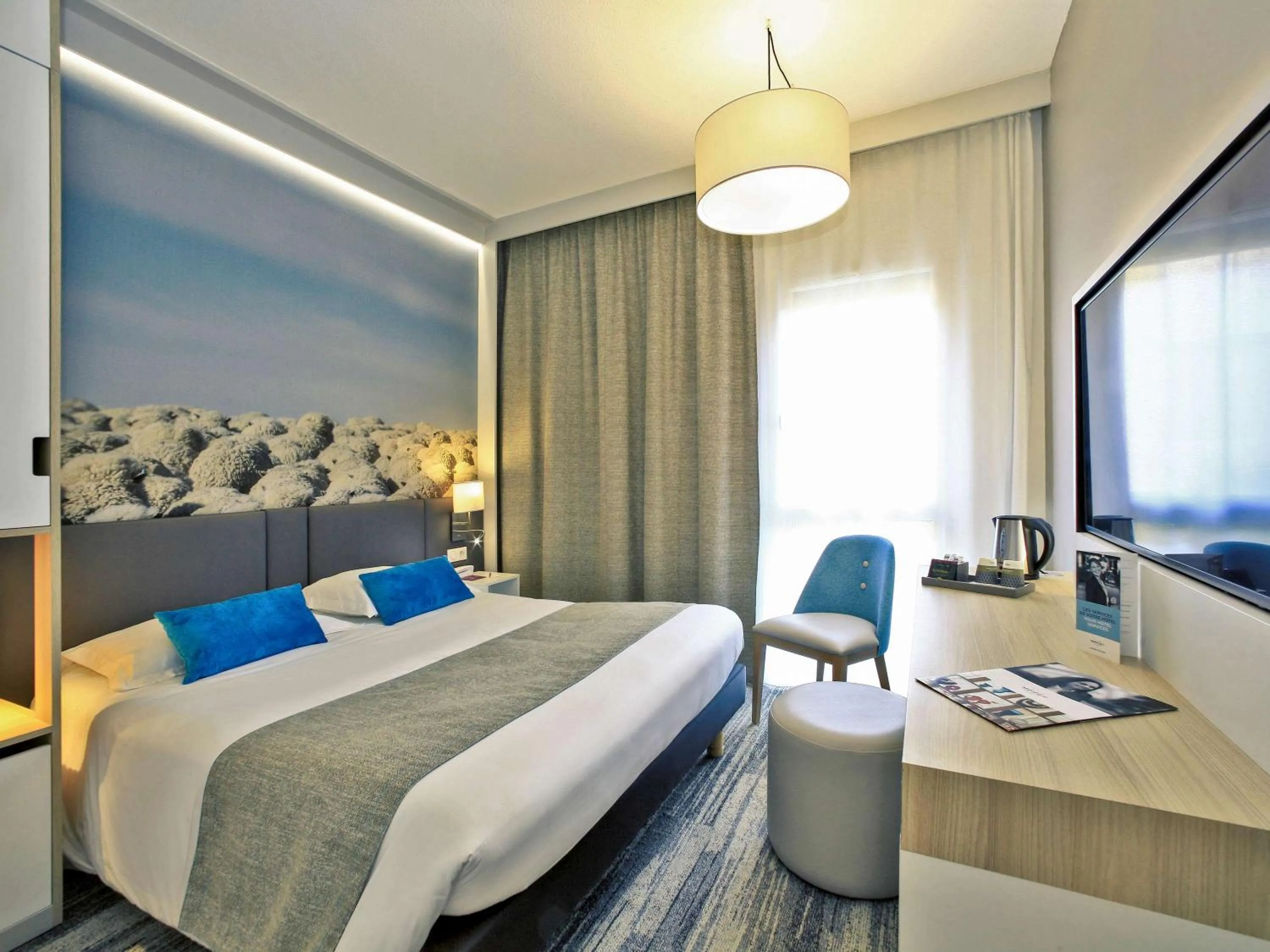 Photo of the whole room, Bed in Mercure Castres L'Occitan