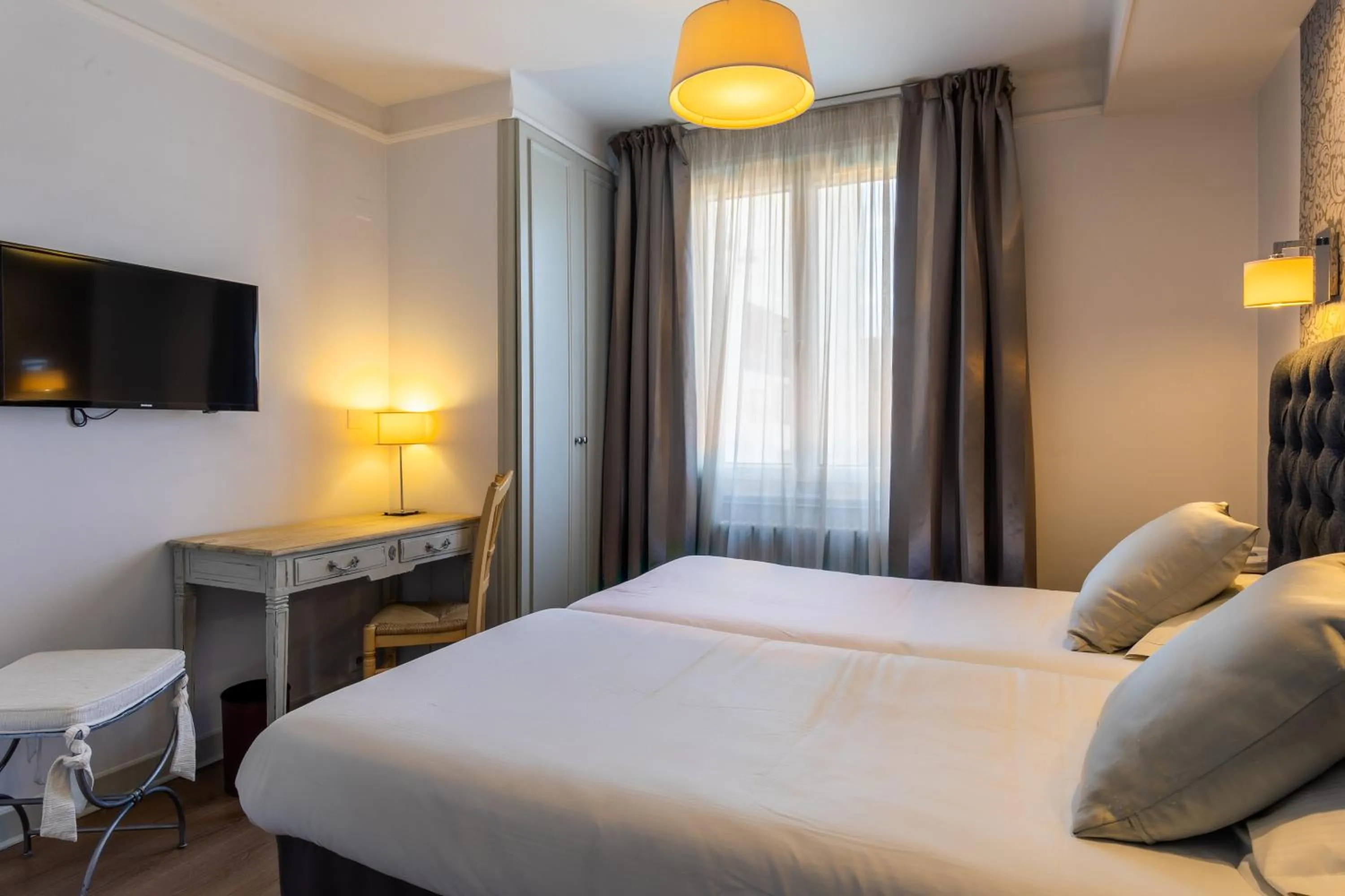 Bed in Hôtel Mireille