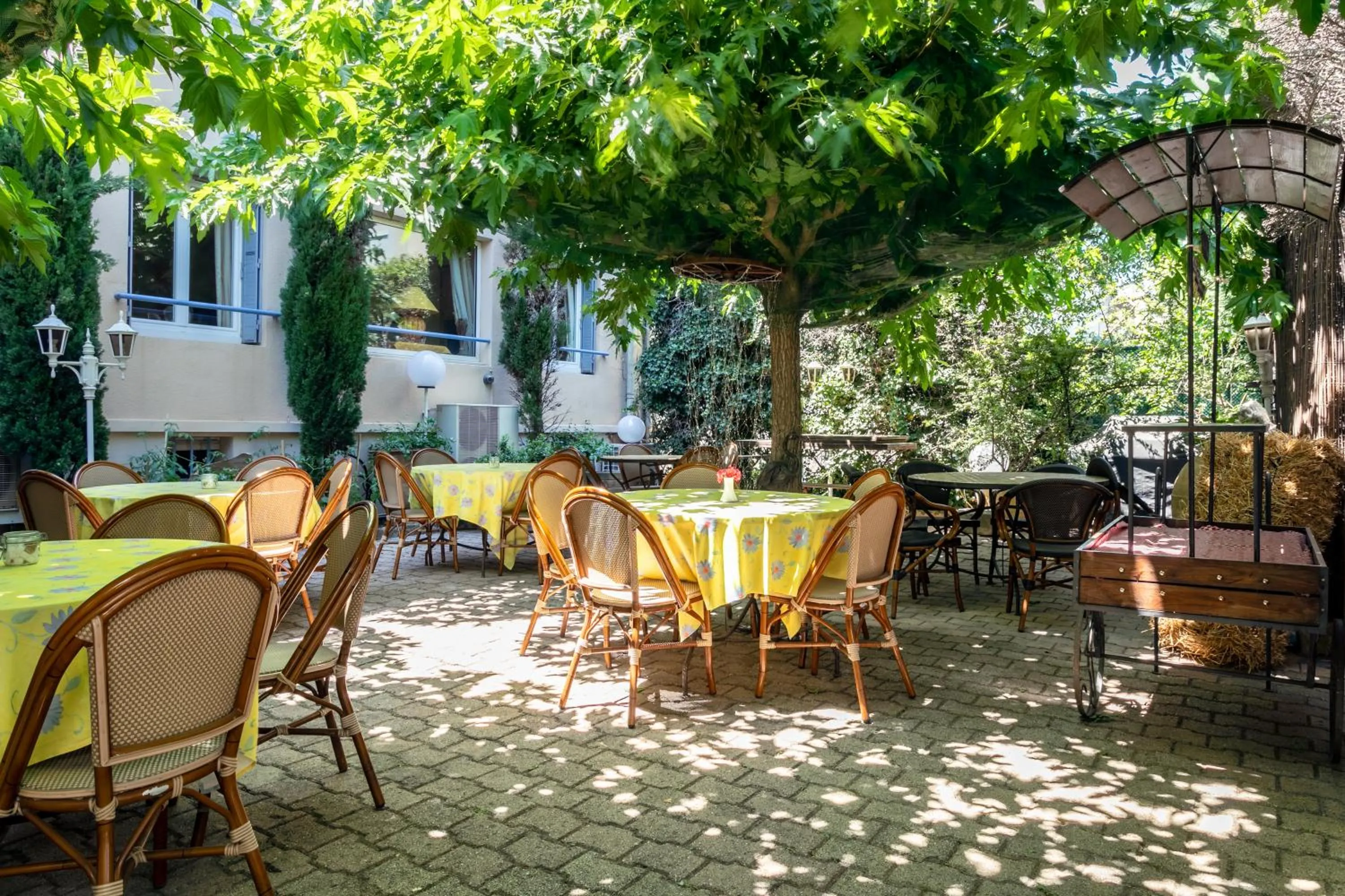 Patio in Hôtel Mireille