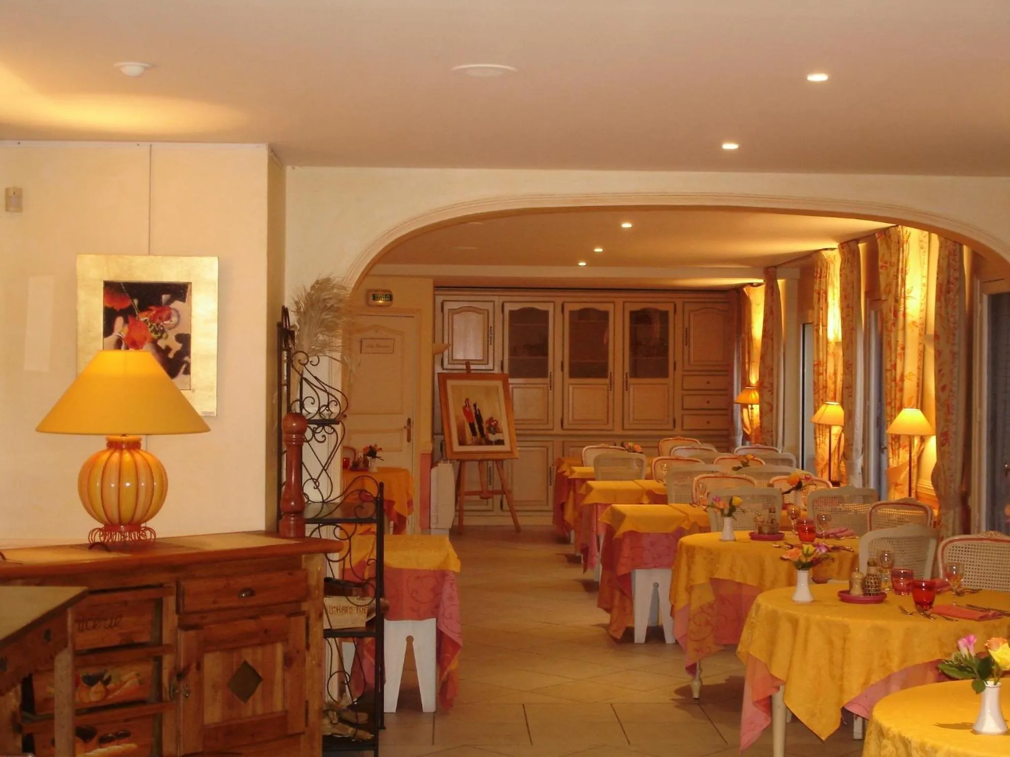 Restaurant/places to eat in Hôtel Mireille