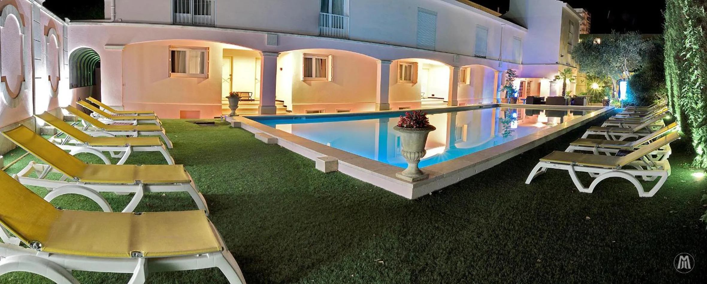 Swimming pool in Hôtel Mireille