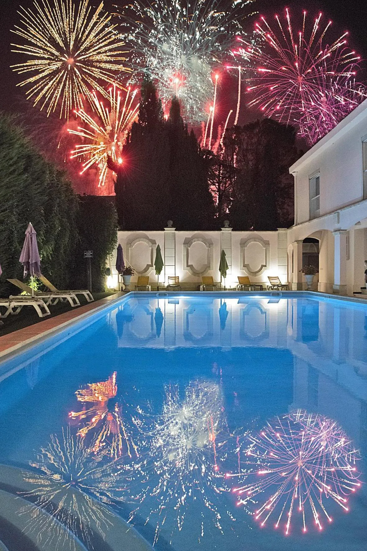 Pool view in Hôtel Mireille