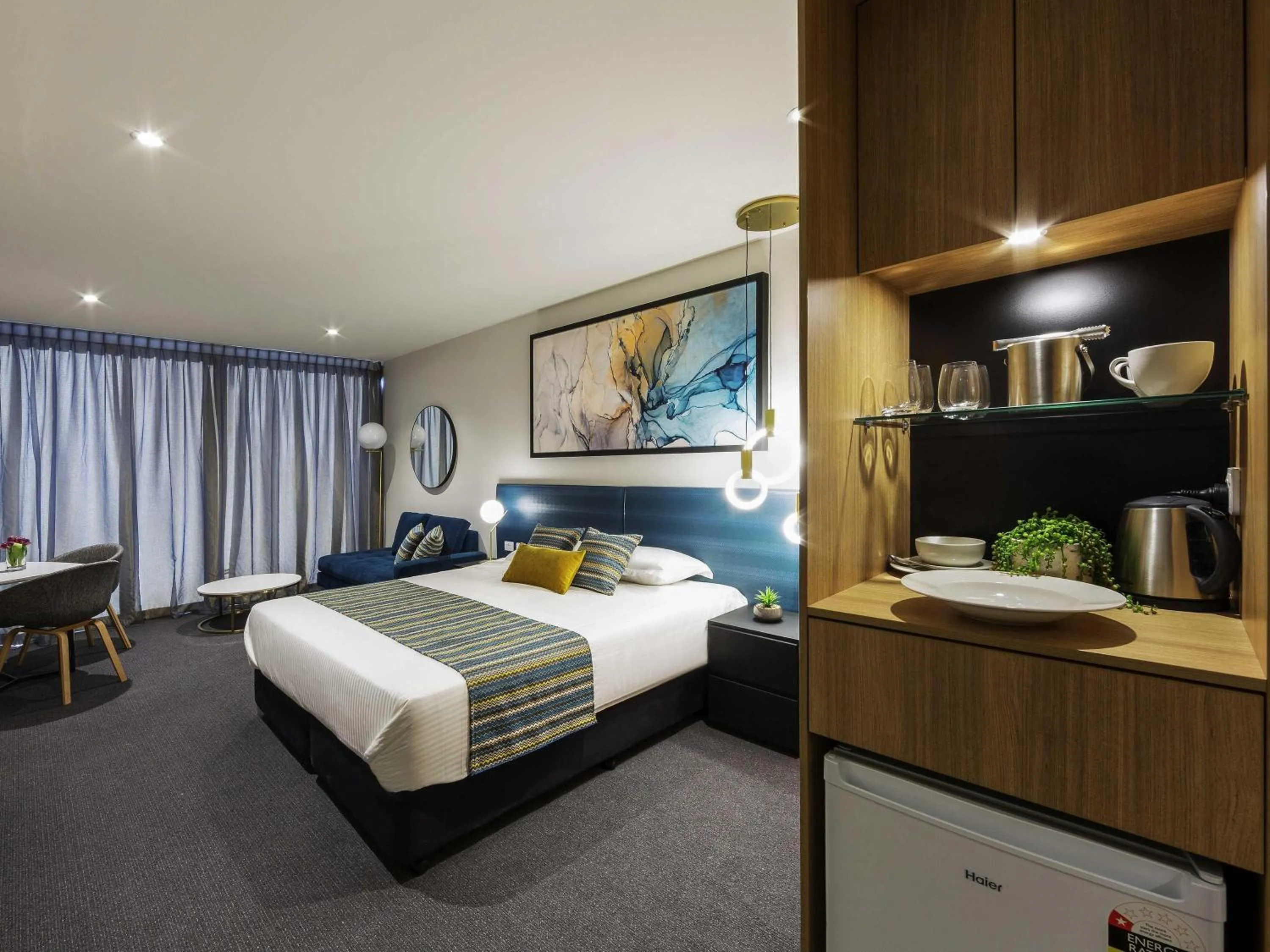Bedroom, Bed in Mercure Canberra Belconnen