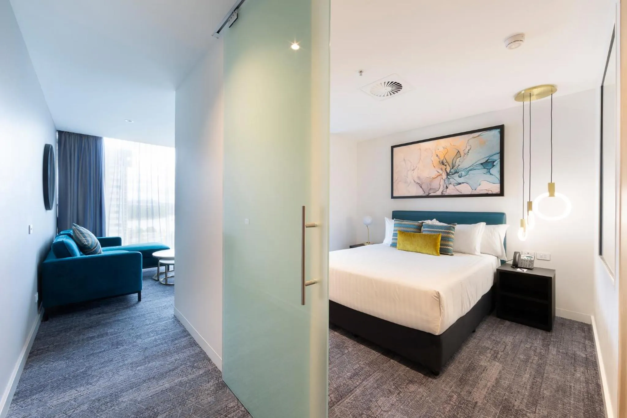 Photo of the whole room, Bed in Mercure Canberra Belconnen