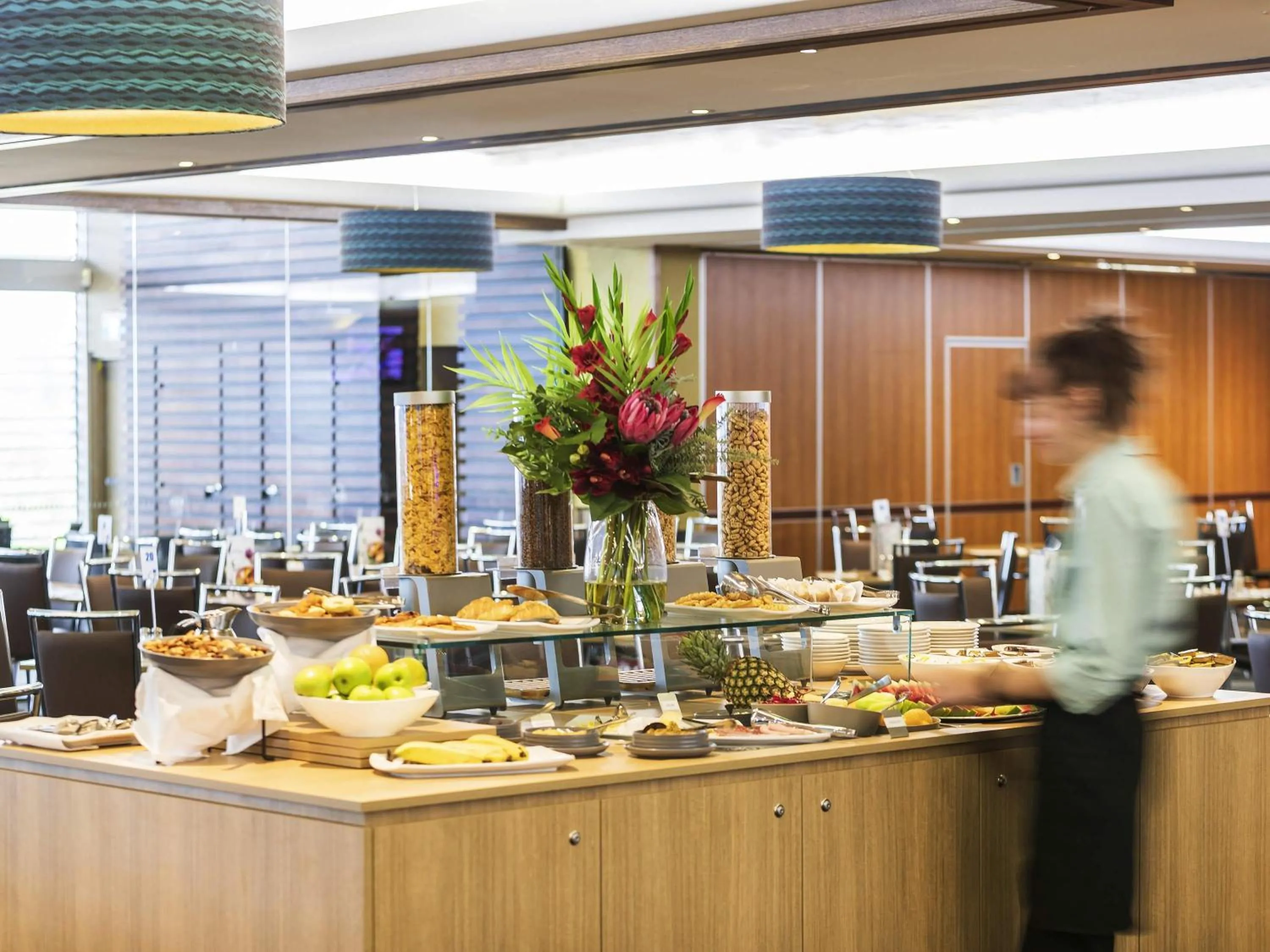 Restaurant/places to eat in Mercure Canberra Belconnen