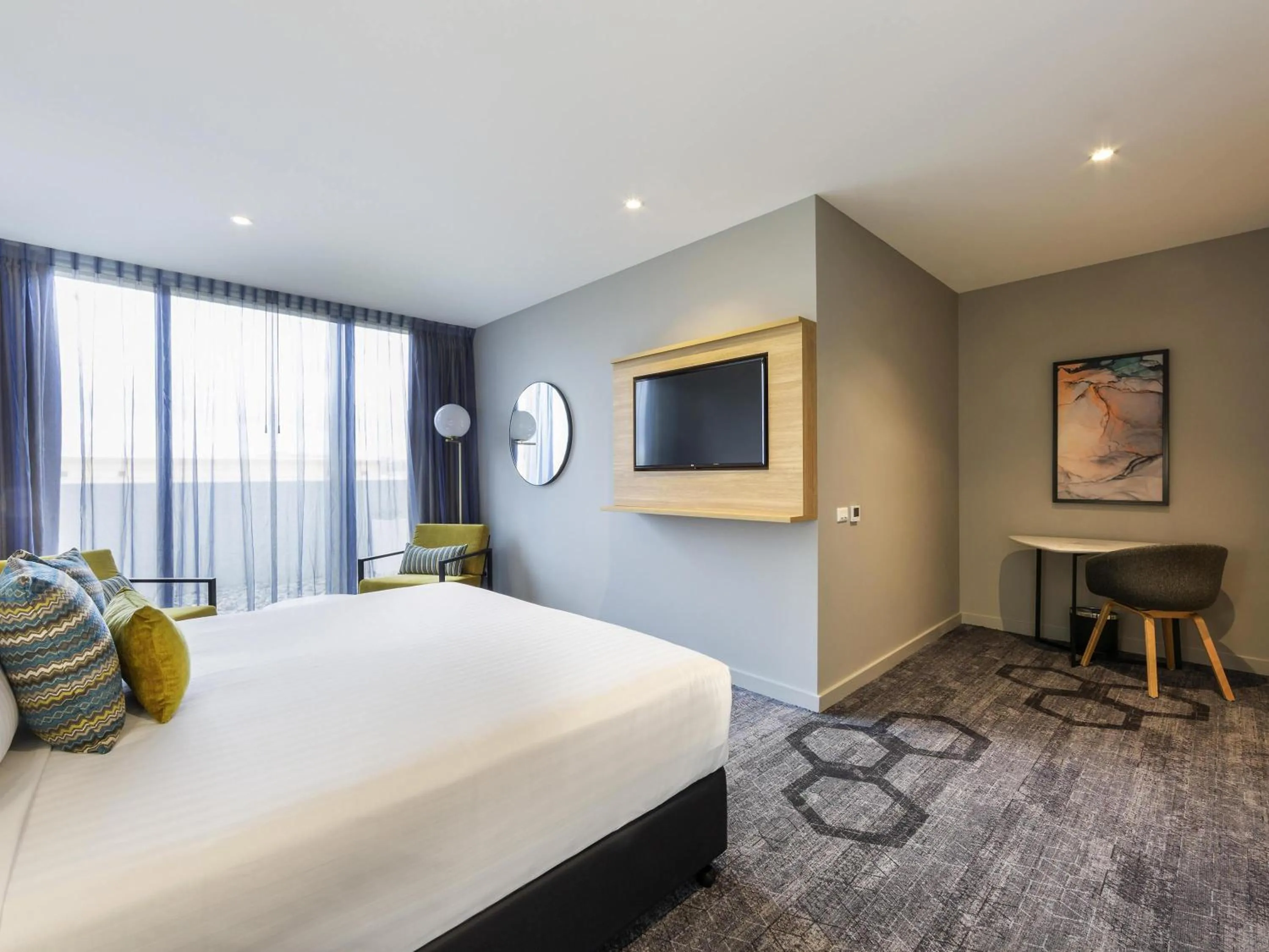 Bedroom, Bed in Mercure Canberra Belconnen
