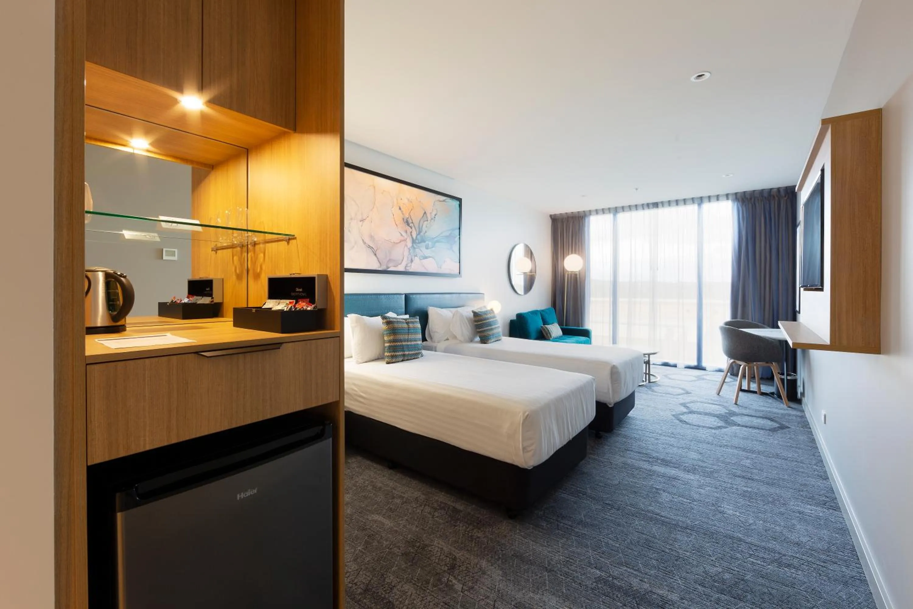 Photo of the whole room, Bed in Mercure Canberra Belconnen