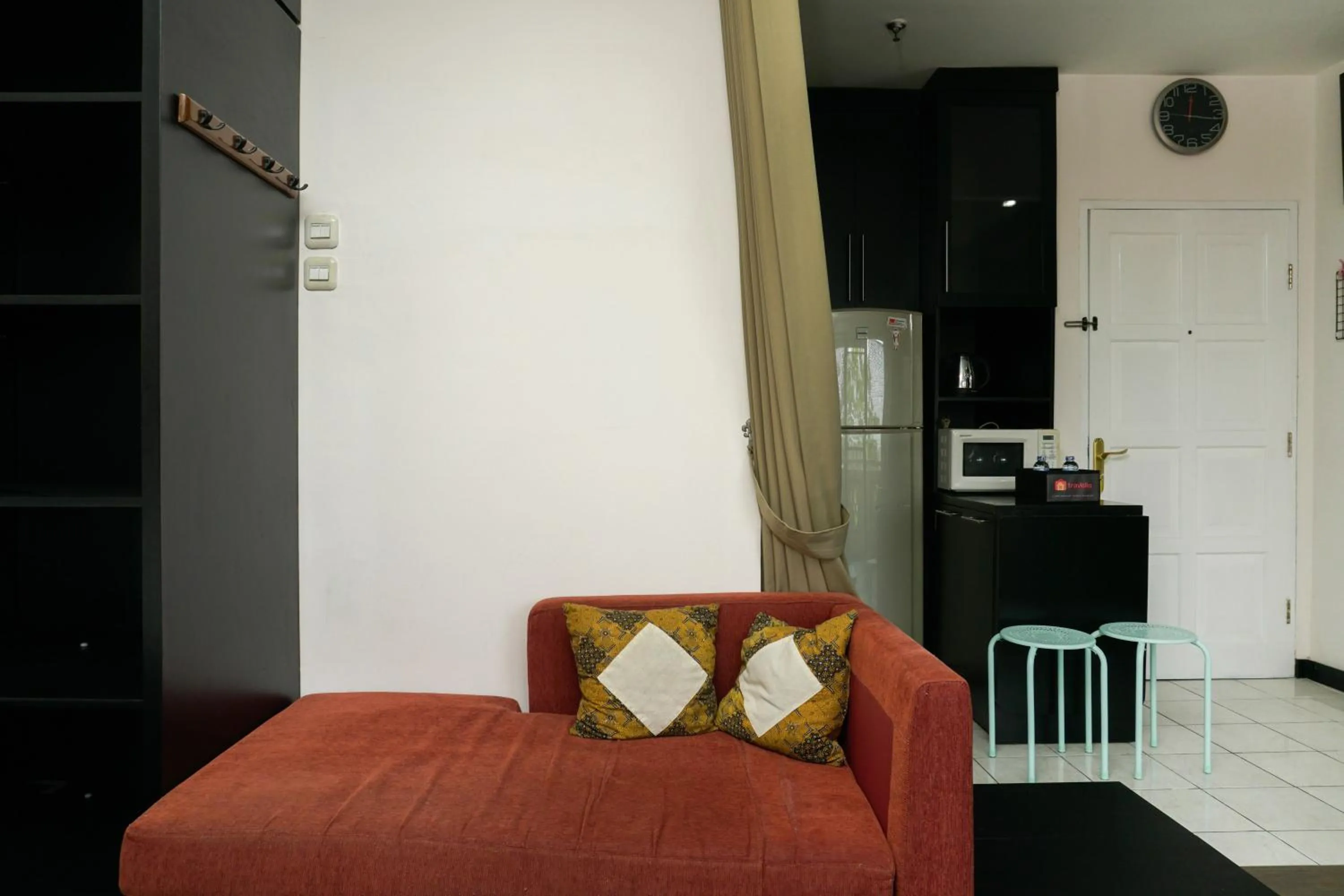 Big and Cozy Studio Apartment at Puri Garden By Travelio
