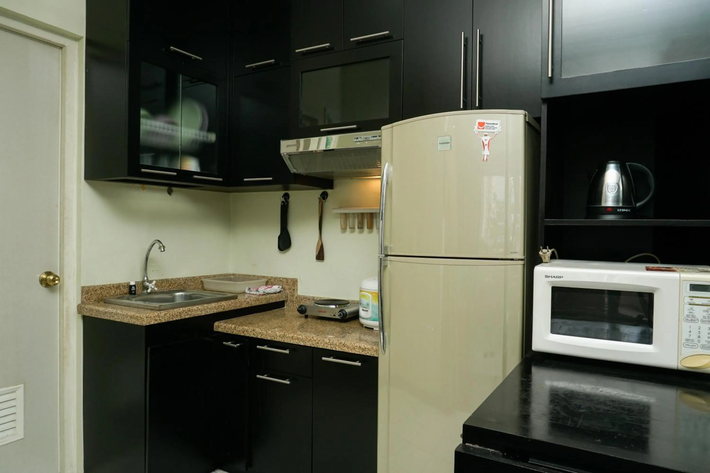 Big and Cozy Studio Apartment at Puri Garden By Travelio