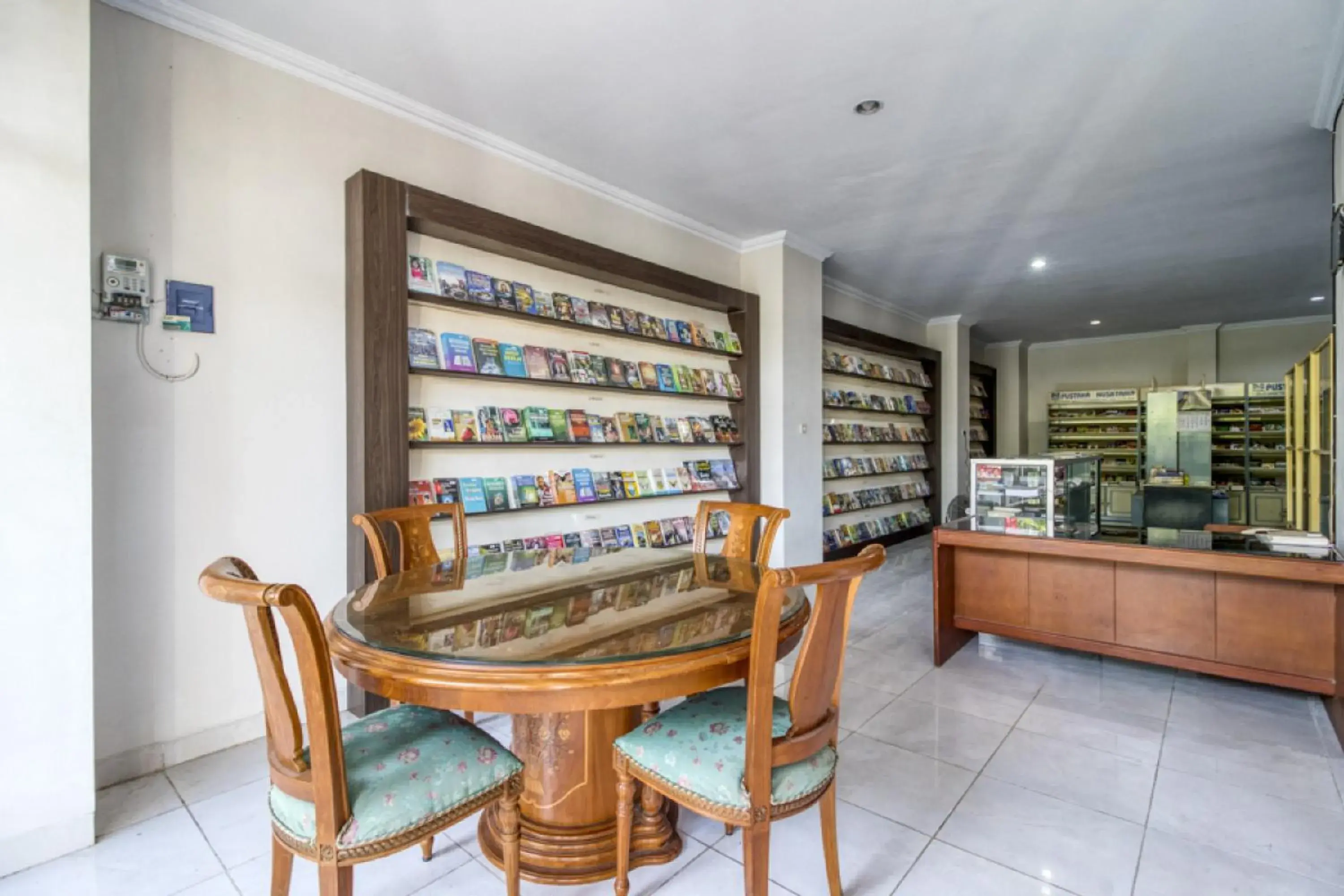 Library in RedDoorz near Condongcatur Bus Station Library in RedDoorz near Condongcatur Bus Station