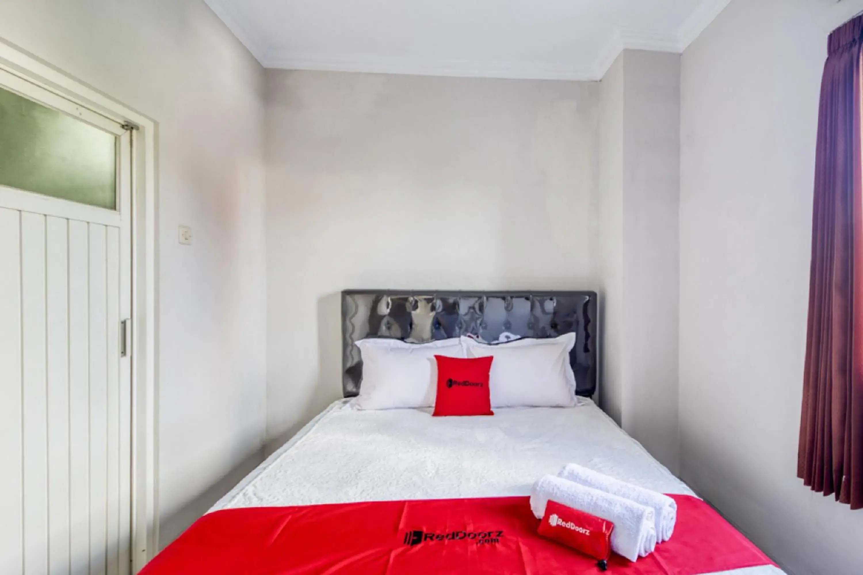 Bedroom, Bed in RedDoorz near Condongcatur Bus Station Bedroom, Bed in RedDoorz near Condongcatur Bus Station