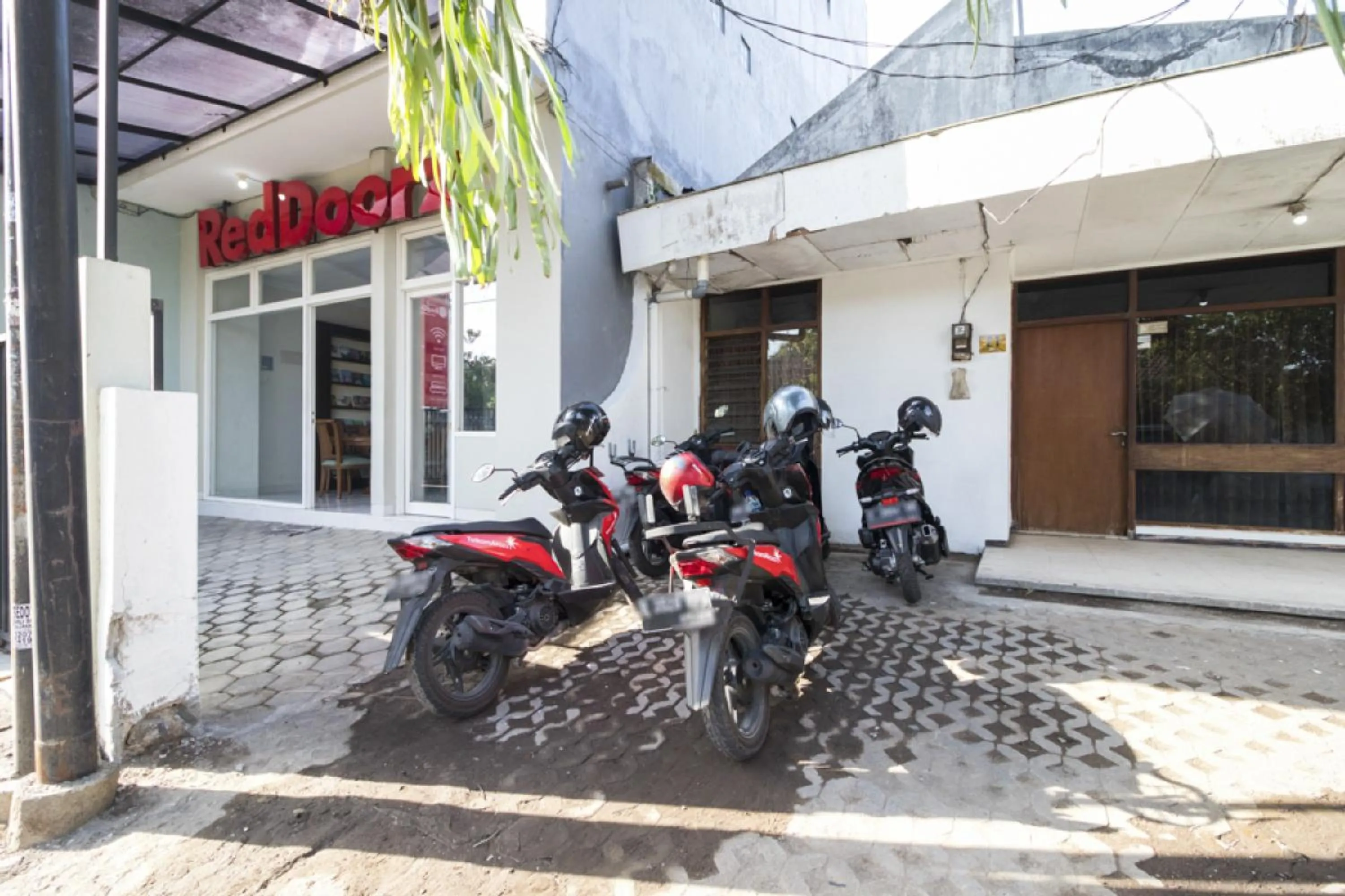 Facade/entrance in RedDoorz near Condongcatur Bus Station