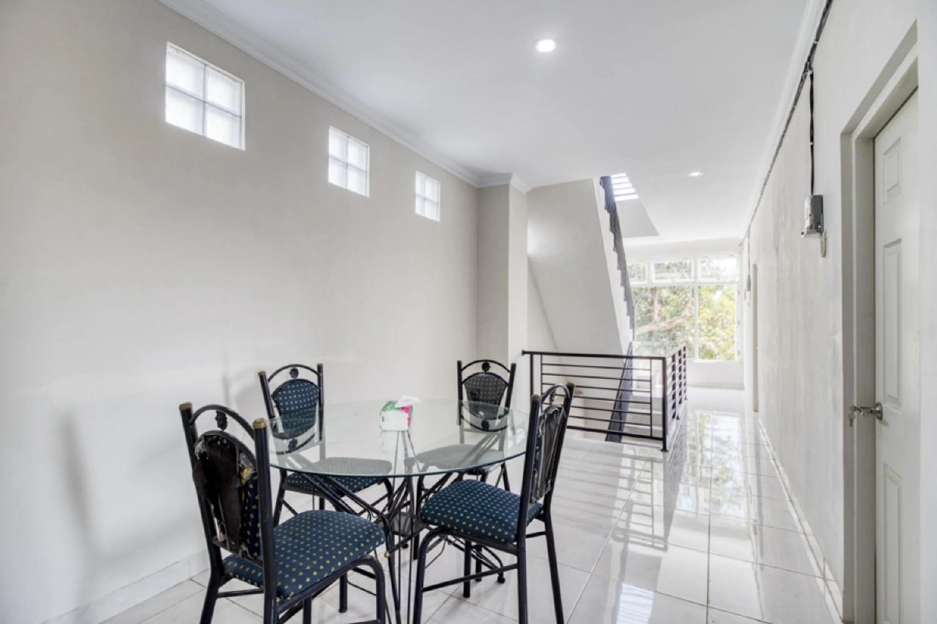 Dining area in RedDoorz near Condongcatur Bus Station