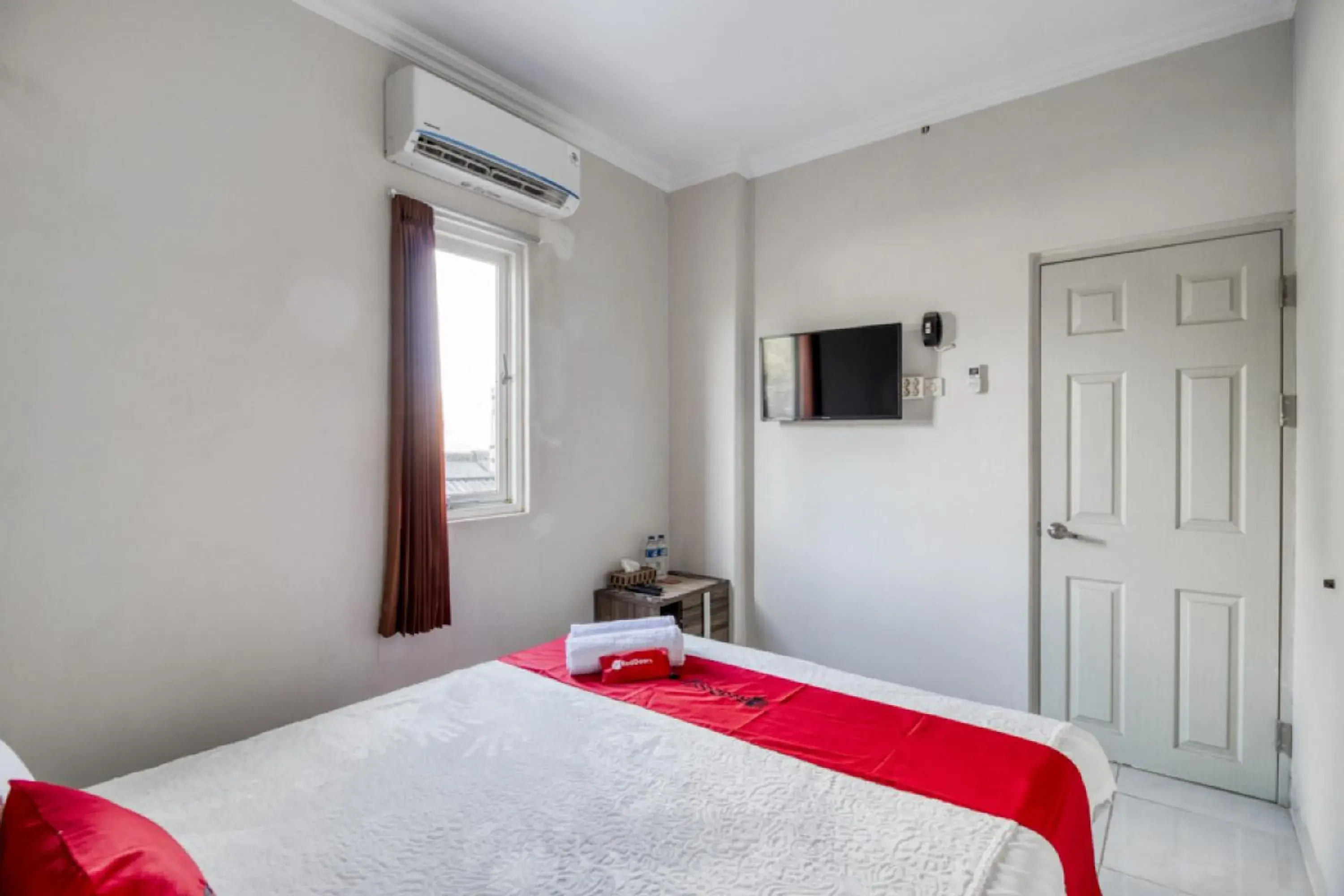 Bedroom, Bed in RedDoorz near Condongcatur Bus Station Bedroom, Bed in RedDoorz near Condongcatur Bus Station