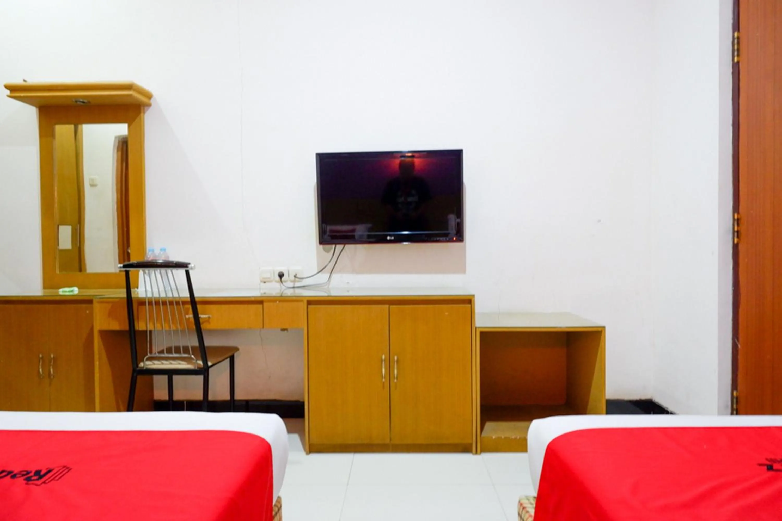 TV and multimedia, Bed in RedDoorz near Monumen Habibi Ainun