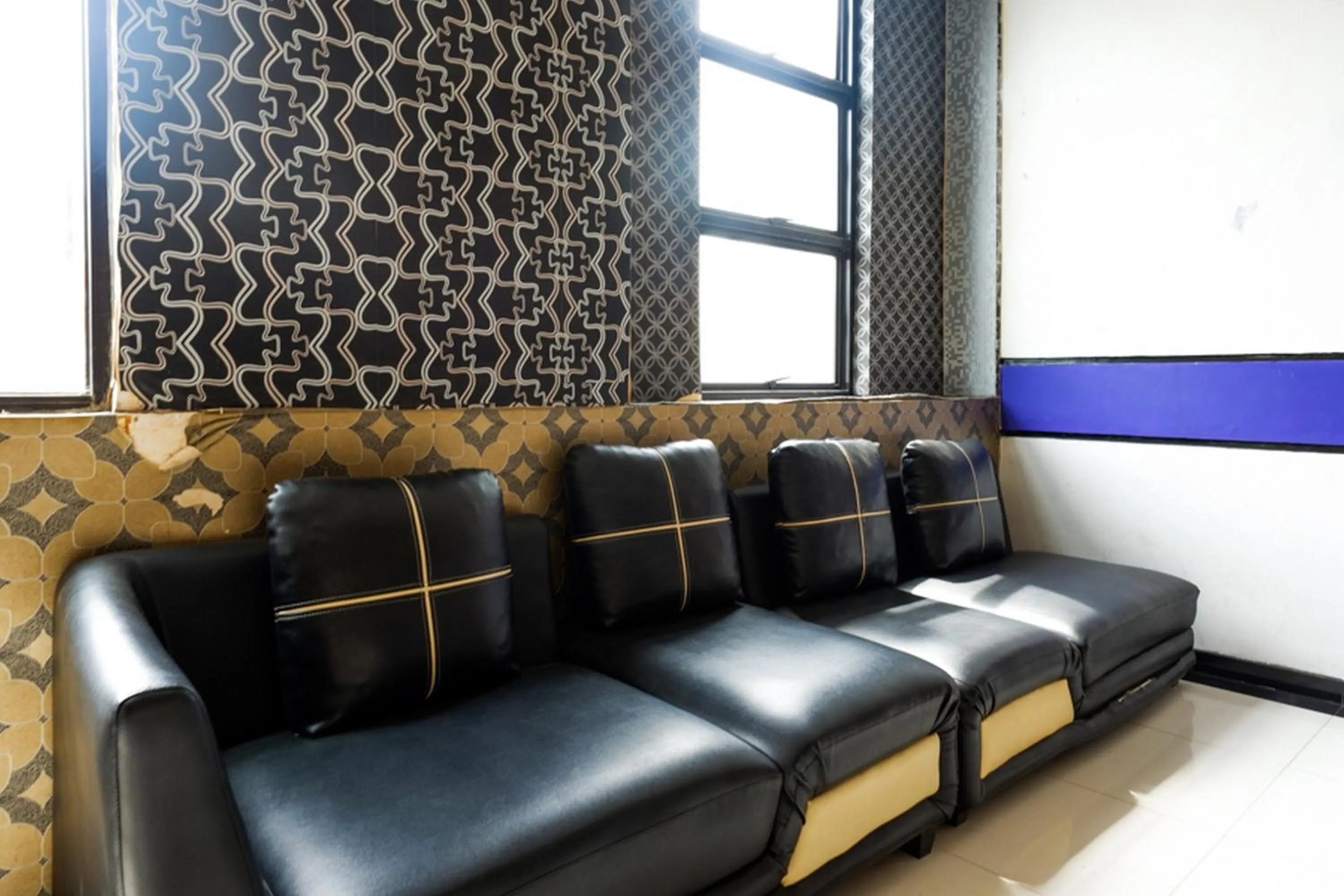 Lobby or reception in RedDoorz near Monumen Habibi Ainun