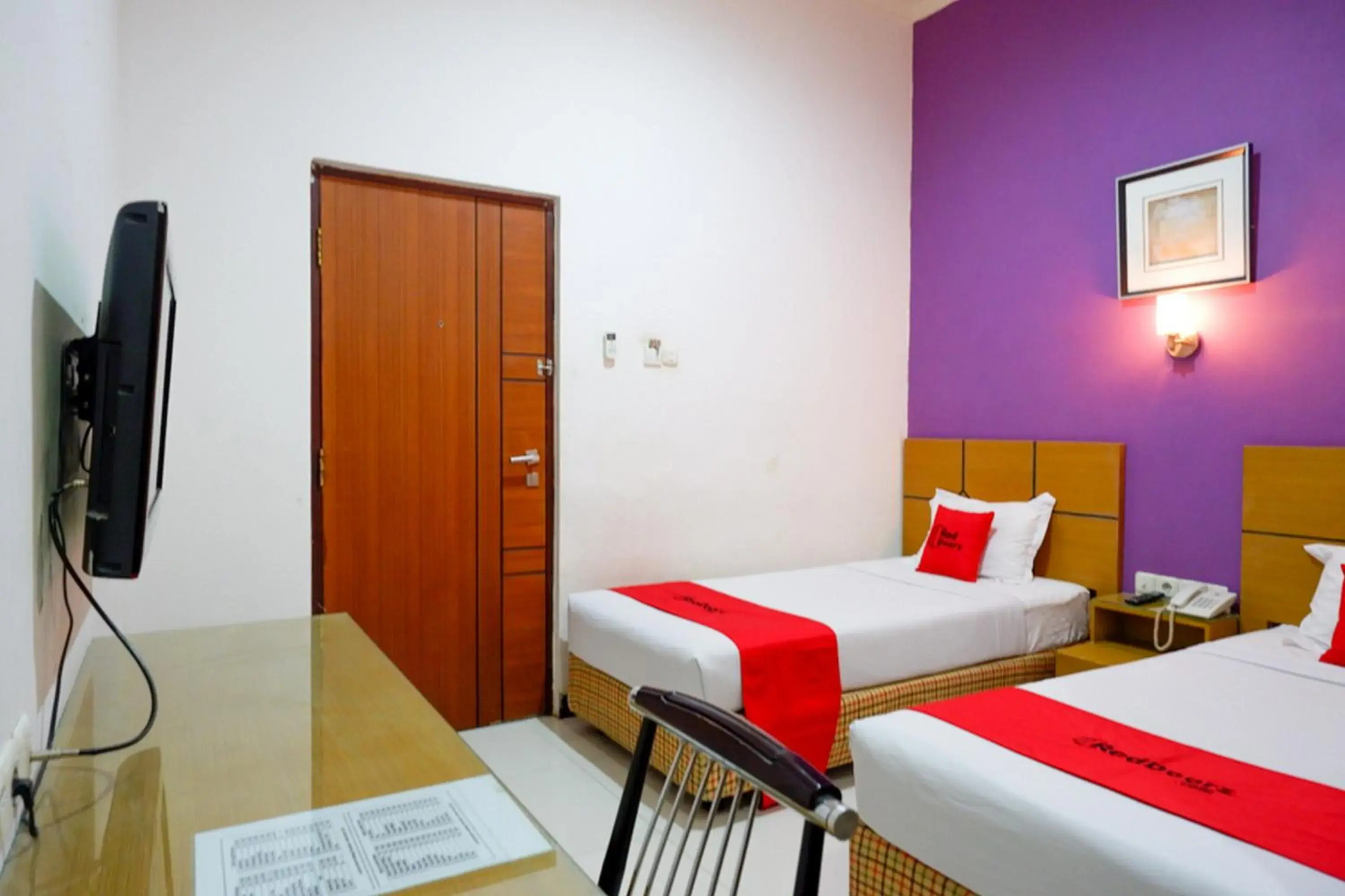 Bedroom, Bed in RedDoorz near Monumen Habibi Ainun Bedroom, Bed in RedDoorz near Monumen Habibi Ainun