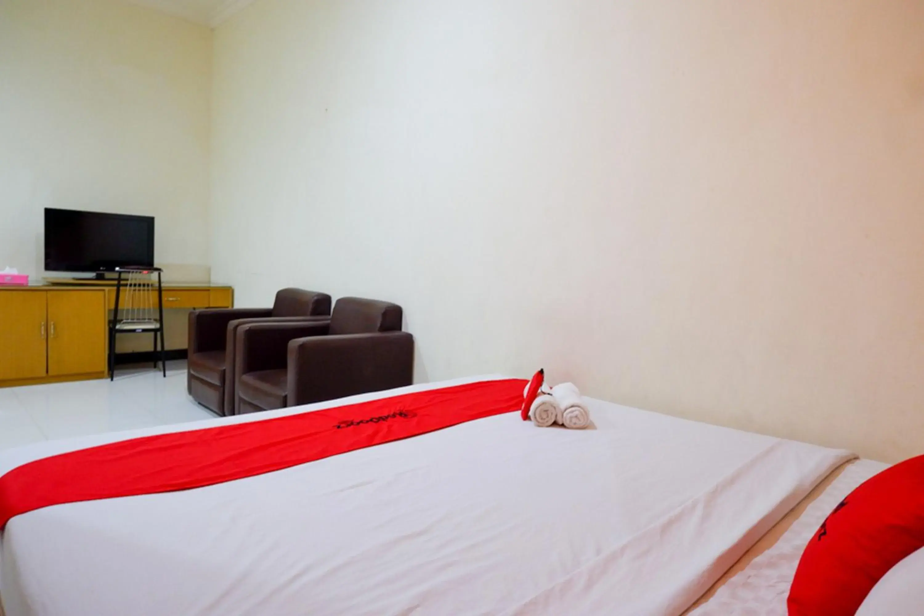 Bedroom, Bed in RedDoorz near Monumen Habibi Ainun Bedroom, Bed in RedDoorz near Monumen Habibi Ainun