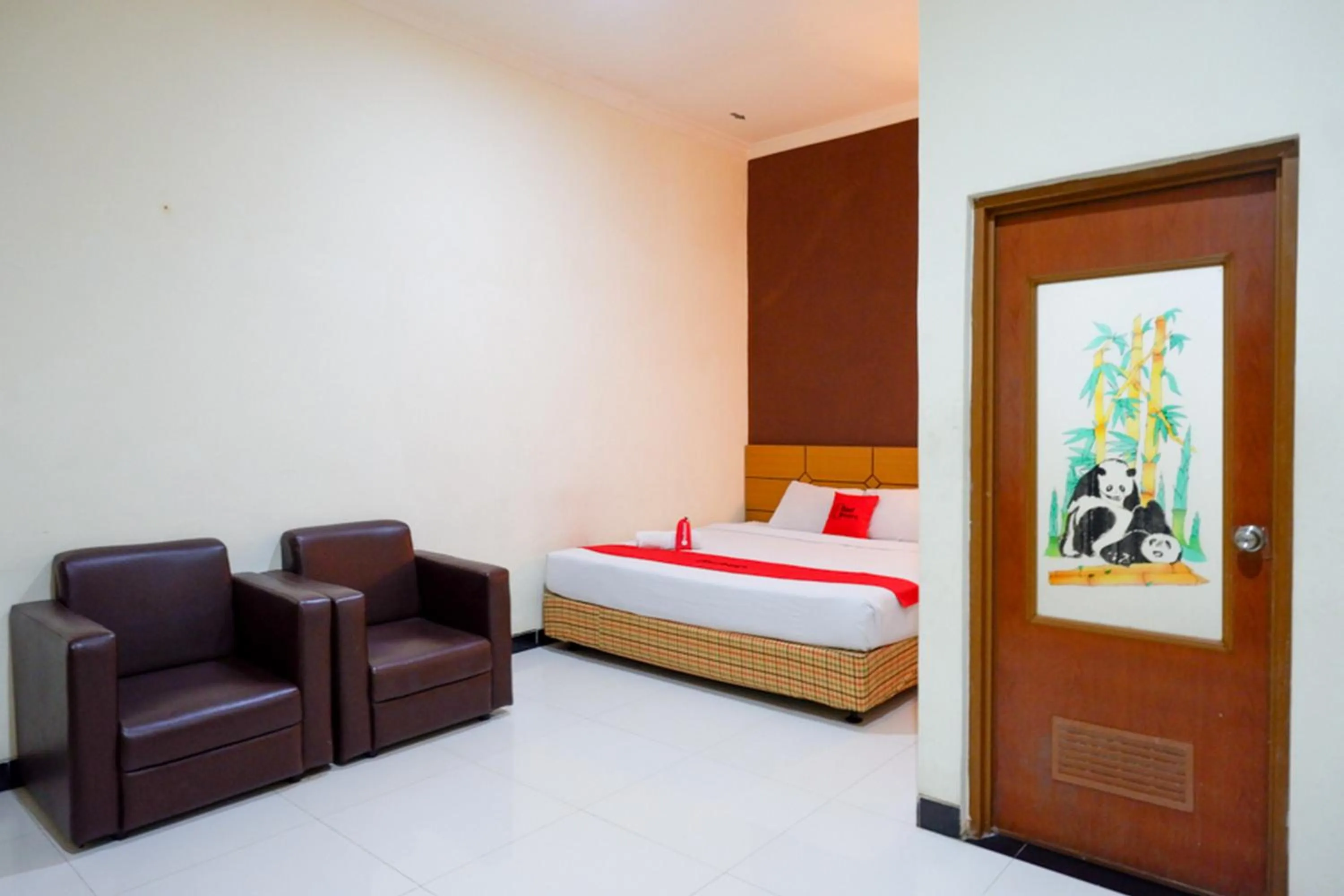 Bedroom, Bed in RedDoorz near Monumen Habibi Ainun