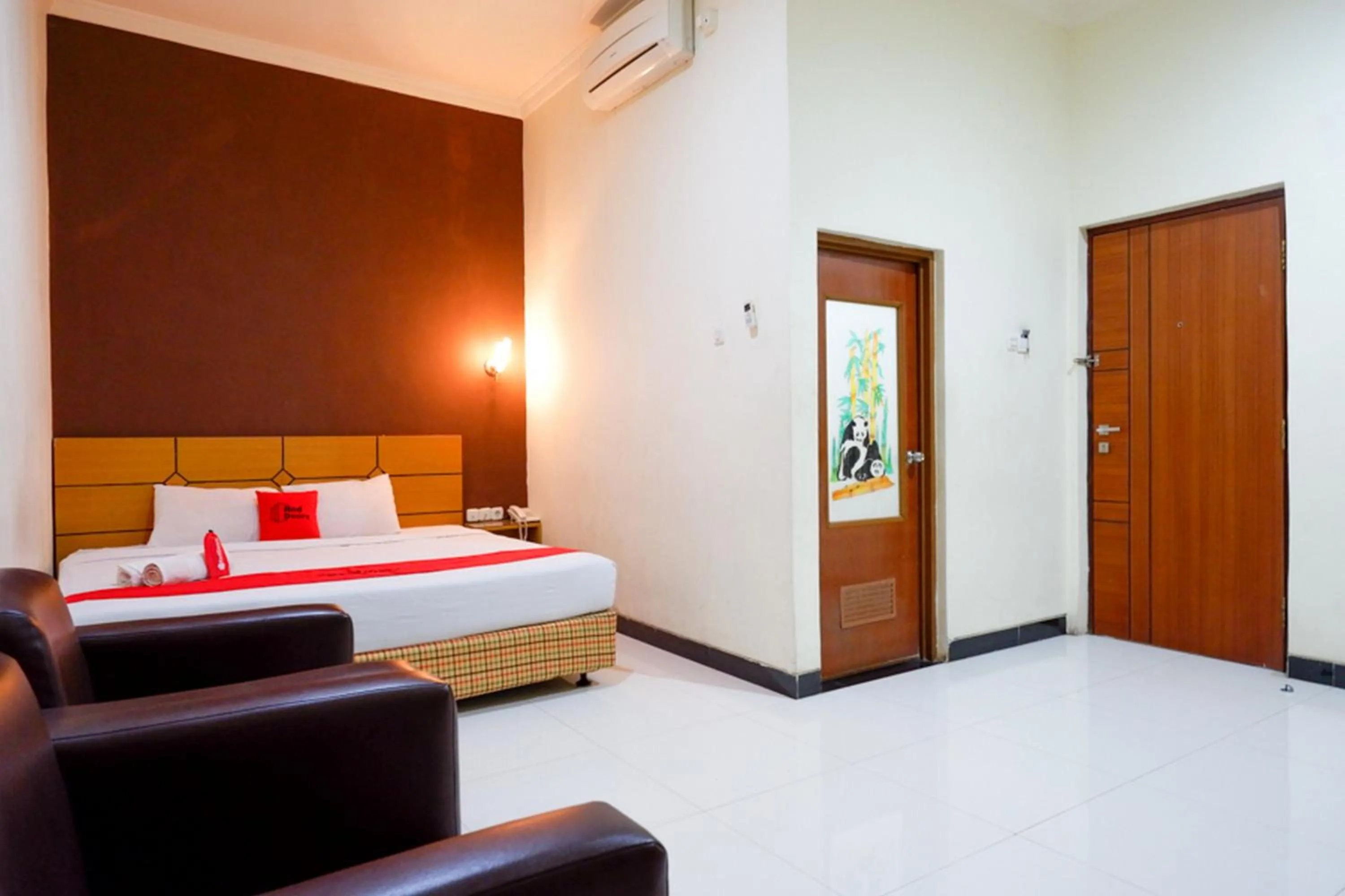 Bedroom, Bed in RedDoorz near Monumen Habibi Ainun