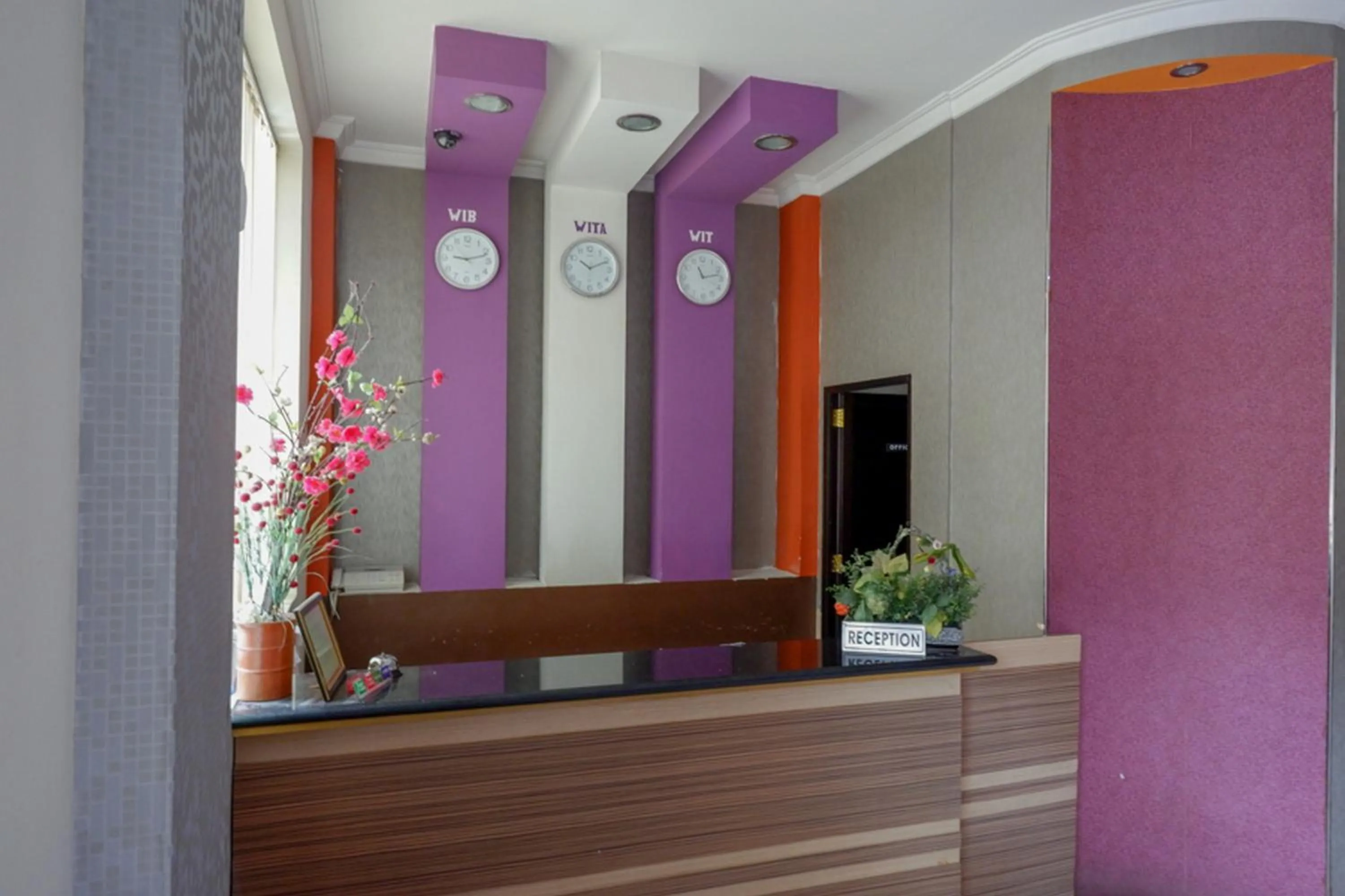 Lobby or reception in RedDoorz near Monumen Habibi Ainun