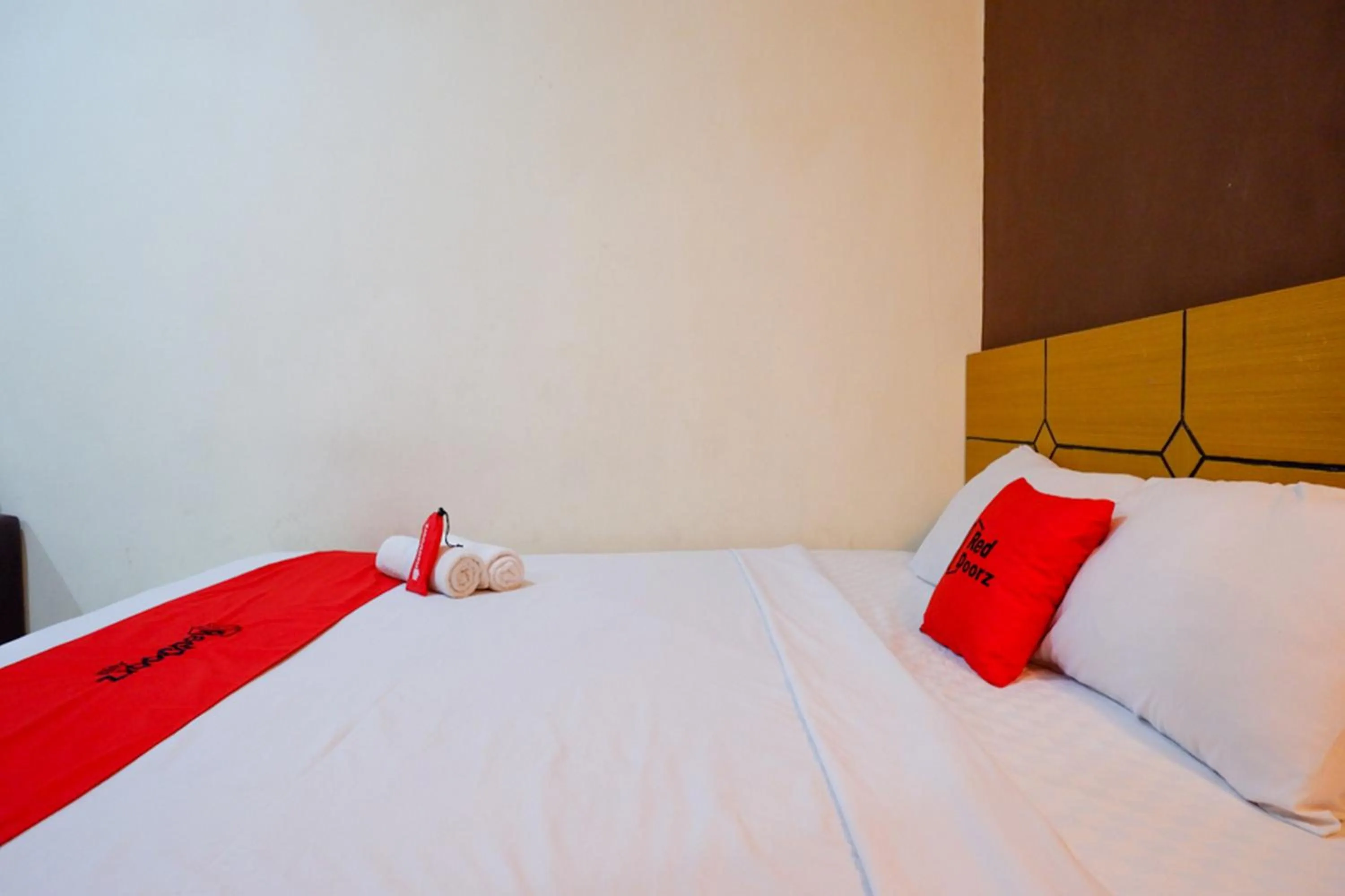 Bedroom, Bed in RedDoorz near Monumen Habibi Ainun