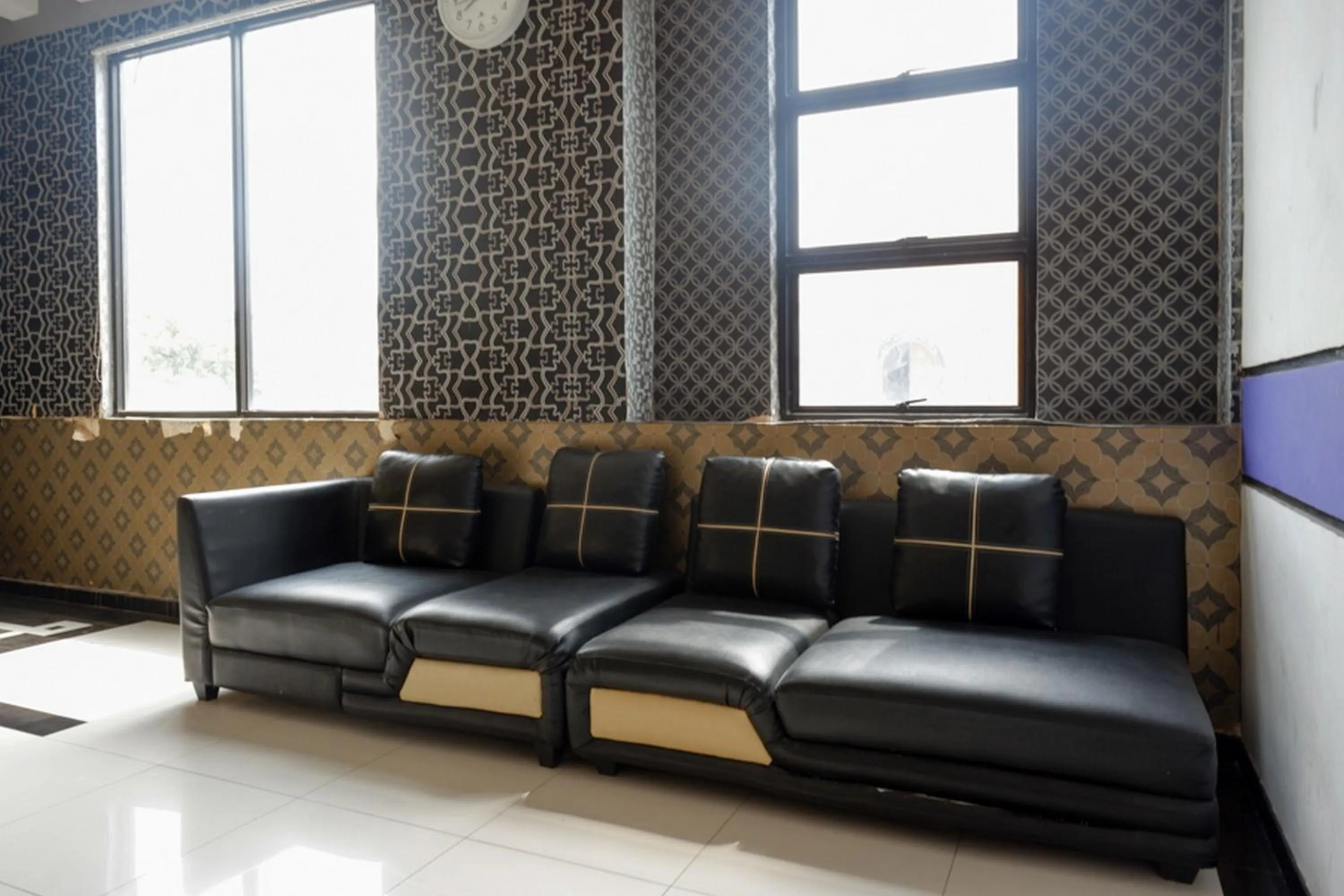 Lobby or reception in RedDoorz near Monumen Habibi Ainun