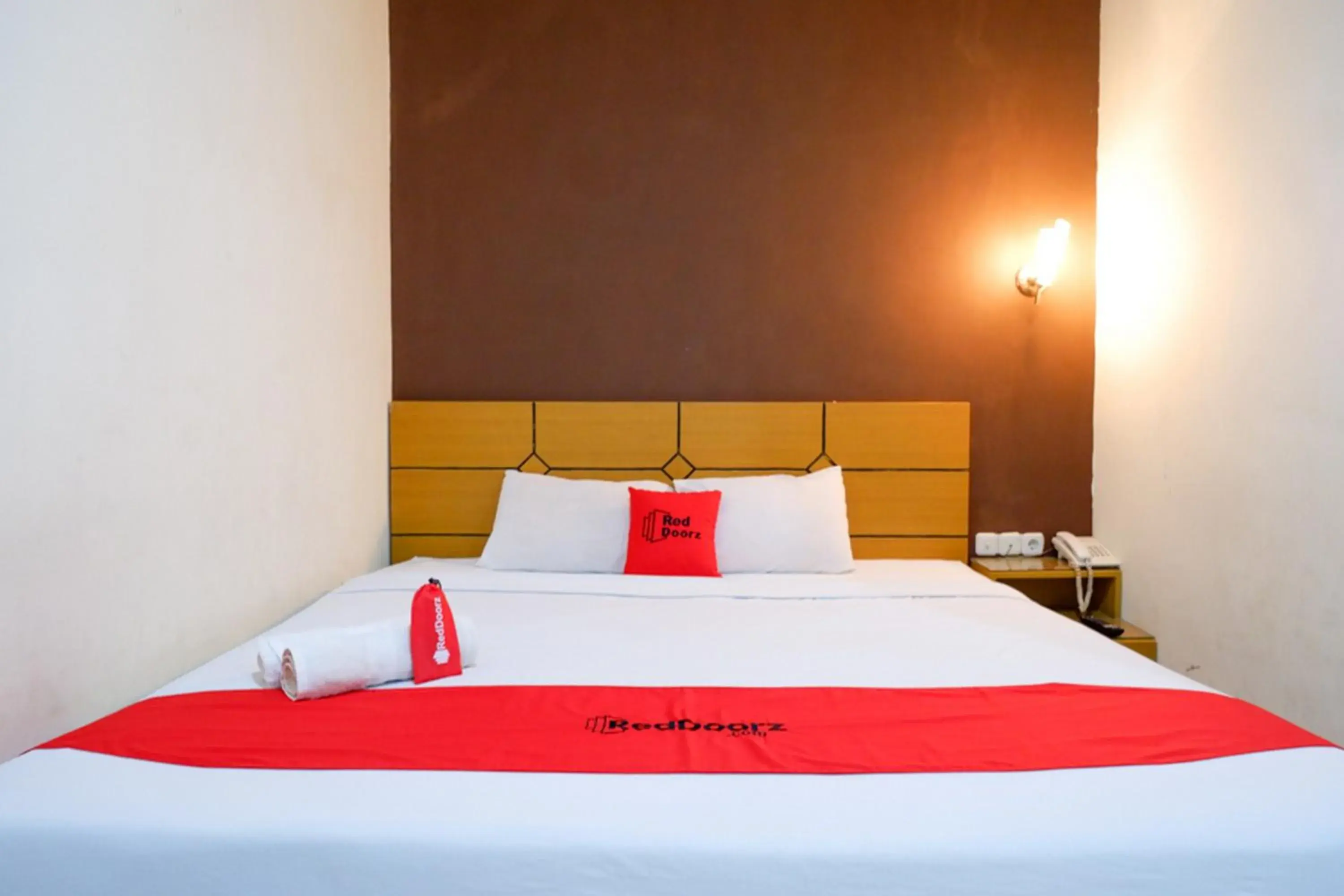 Double Room in RedDoorz near Monumen Habibi Ainun Double Room in RedDoorz near Monumen Habibi Ainun