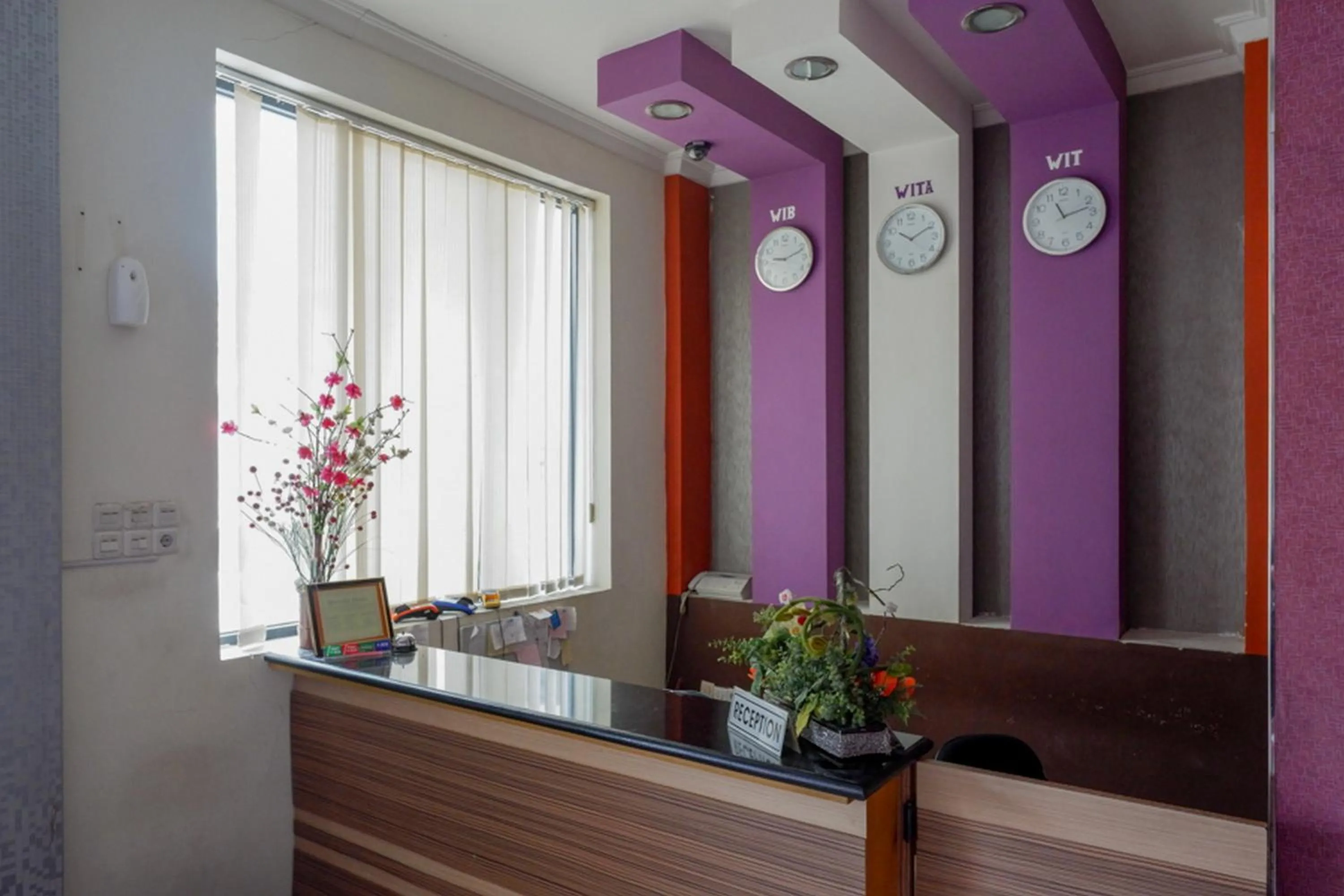 Lobby or reception in RedDoorz near Monumen Habibi Ainun