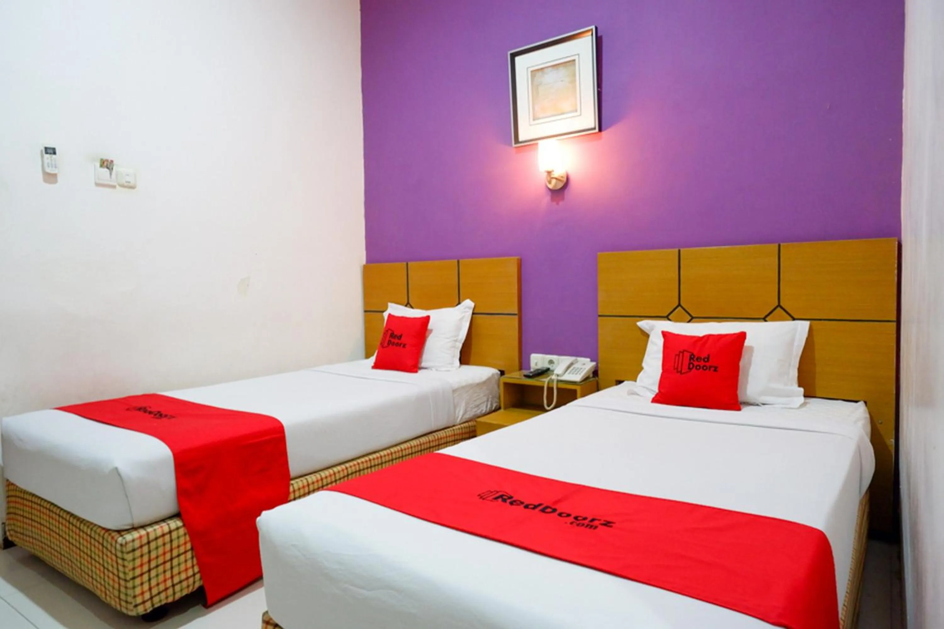 Bedroom, Bed in RedDoorz near Monumen Habibi Ainun