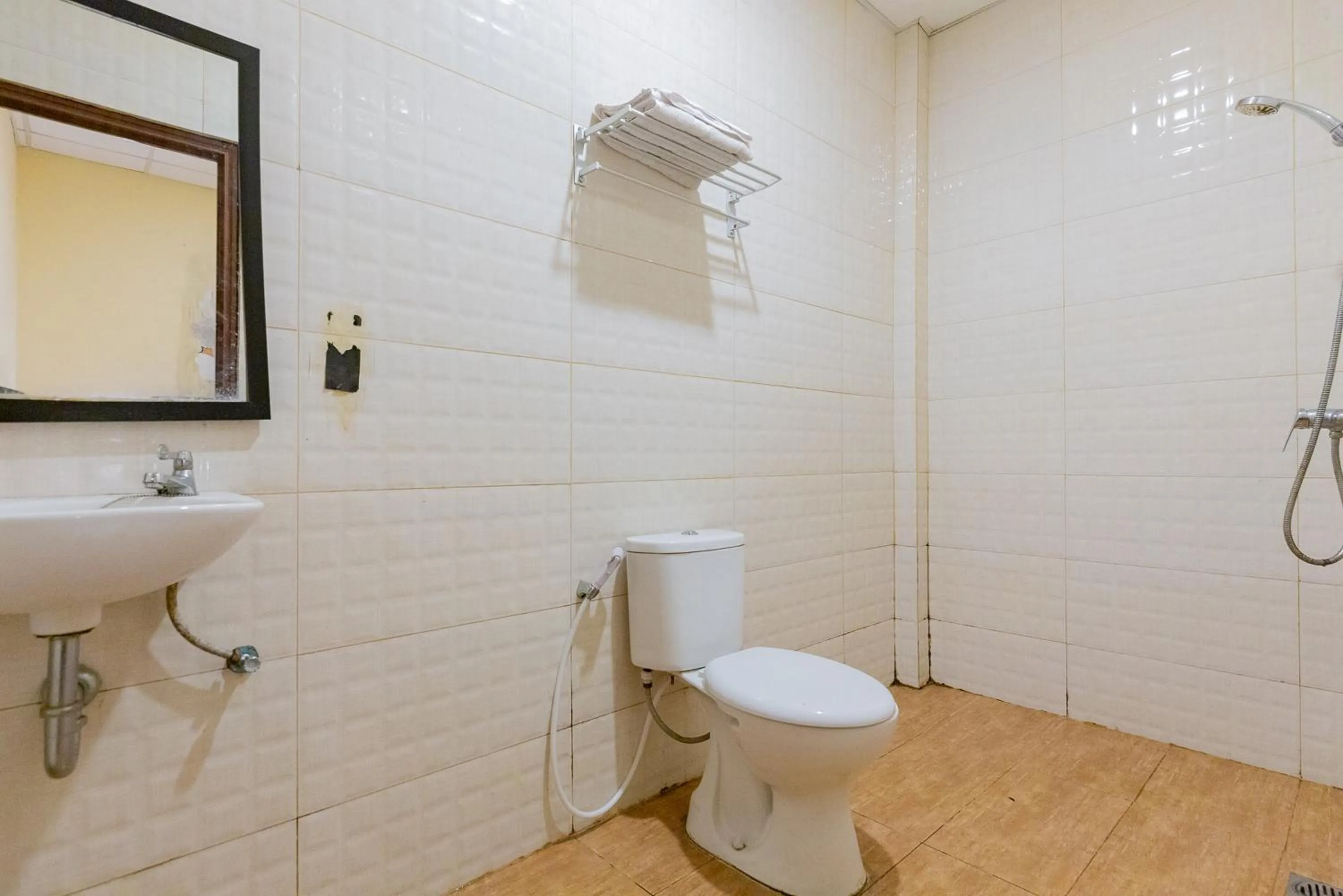 Bathroom in RedDoorz @ Iodium Residence Cikarang