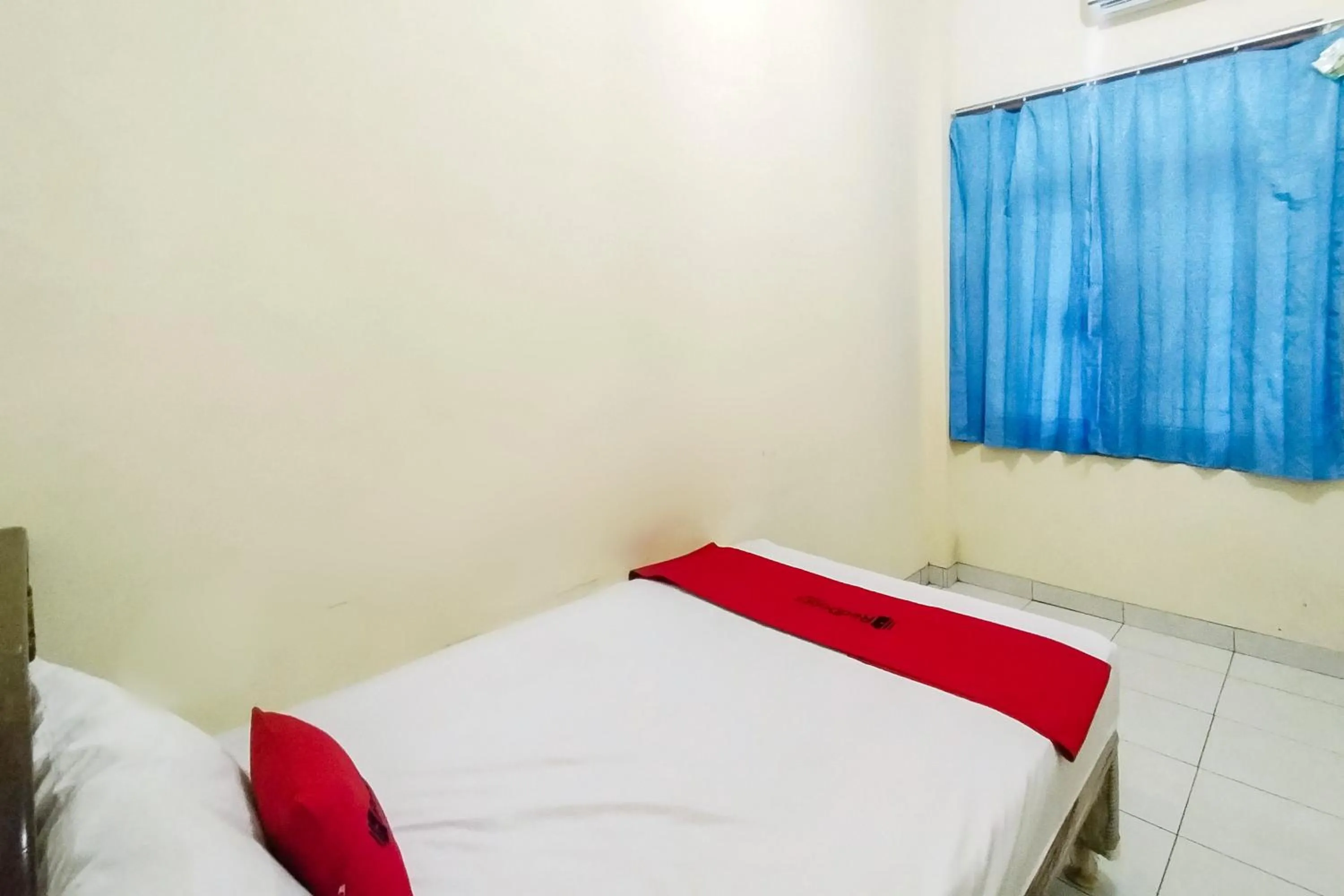 Bed in RedDoorz at Guesthouse Oemah Opa Metro Lampung