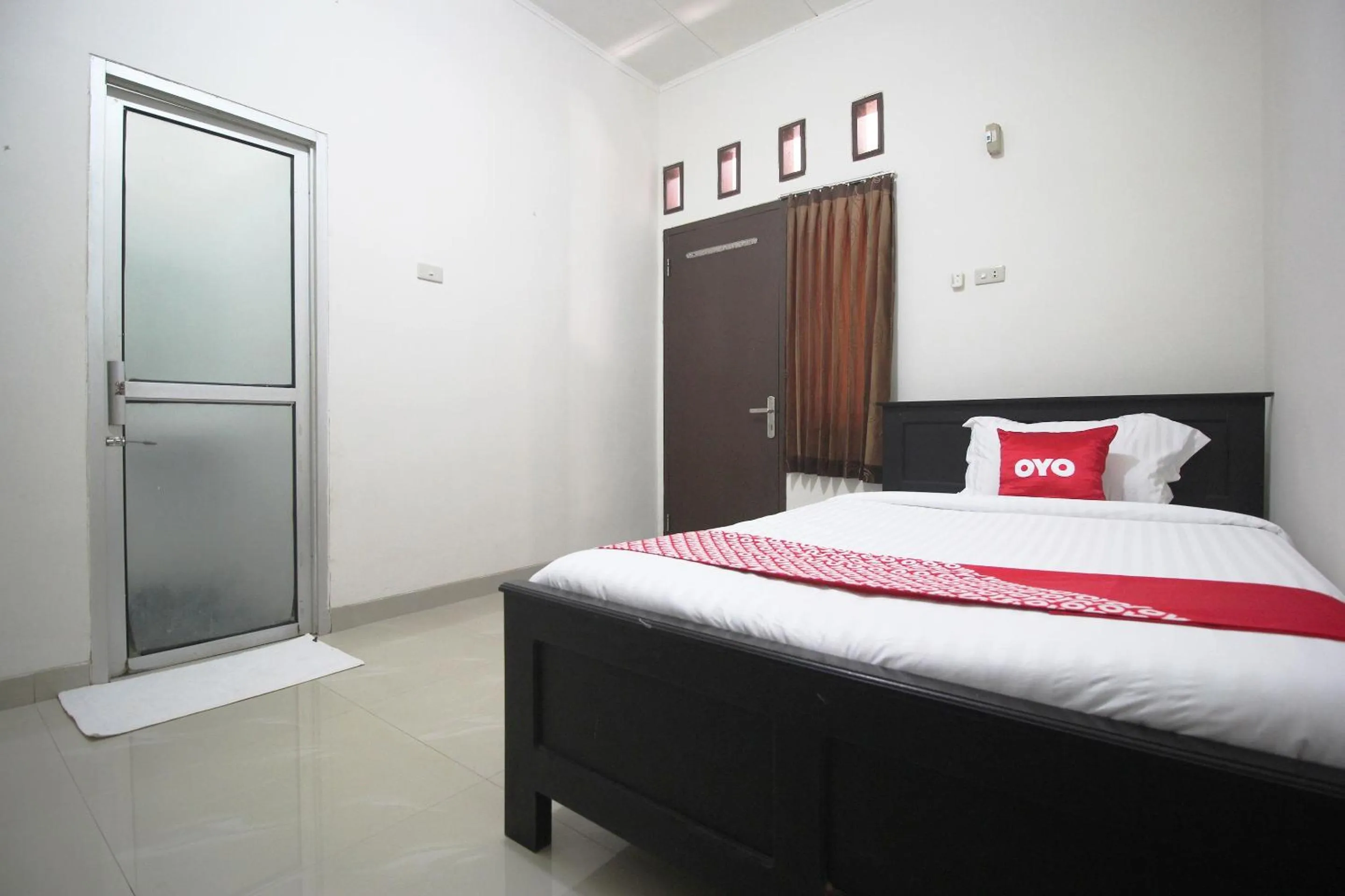 Bedroom, Bed in Hotel O Wisma Ray Syariah