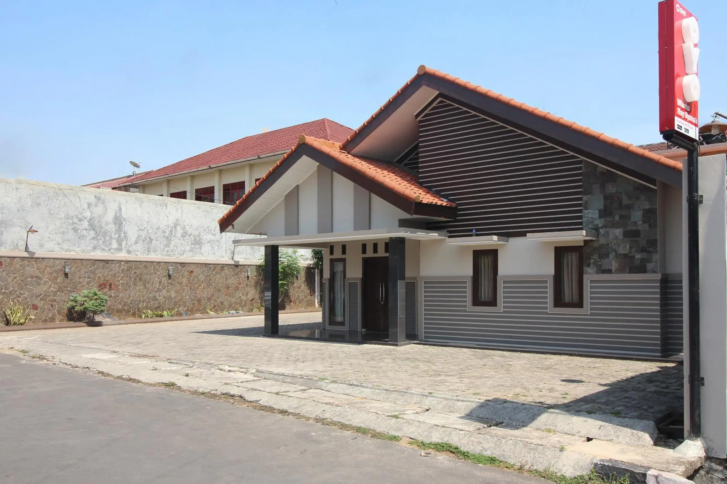 Facade/entrance in Hotel O Wisma Ray Syariah Facade/entrance in Hotel O Wisma Ray Syariah