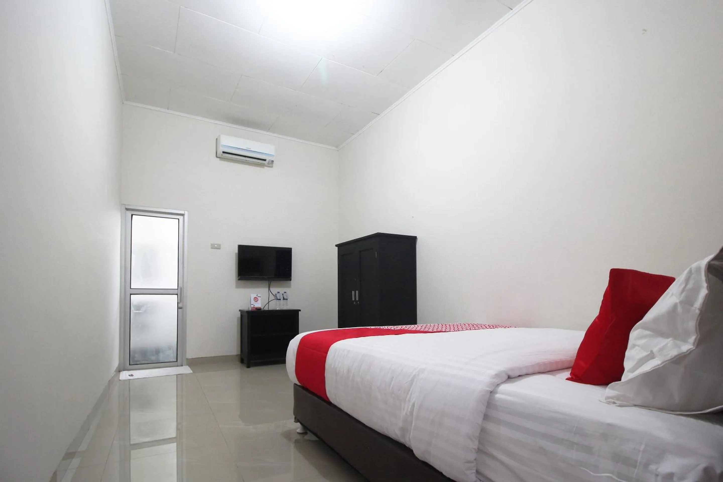Bedroom, Bed in Hotel O Wisma Ray Syariah