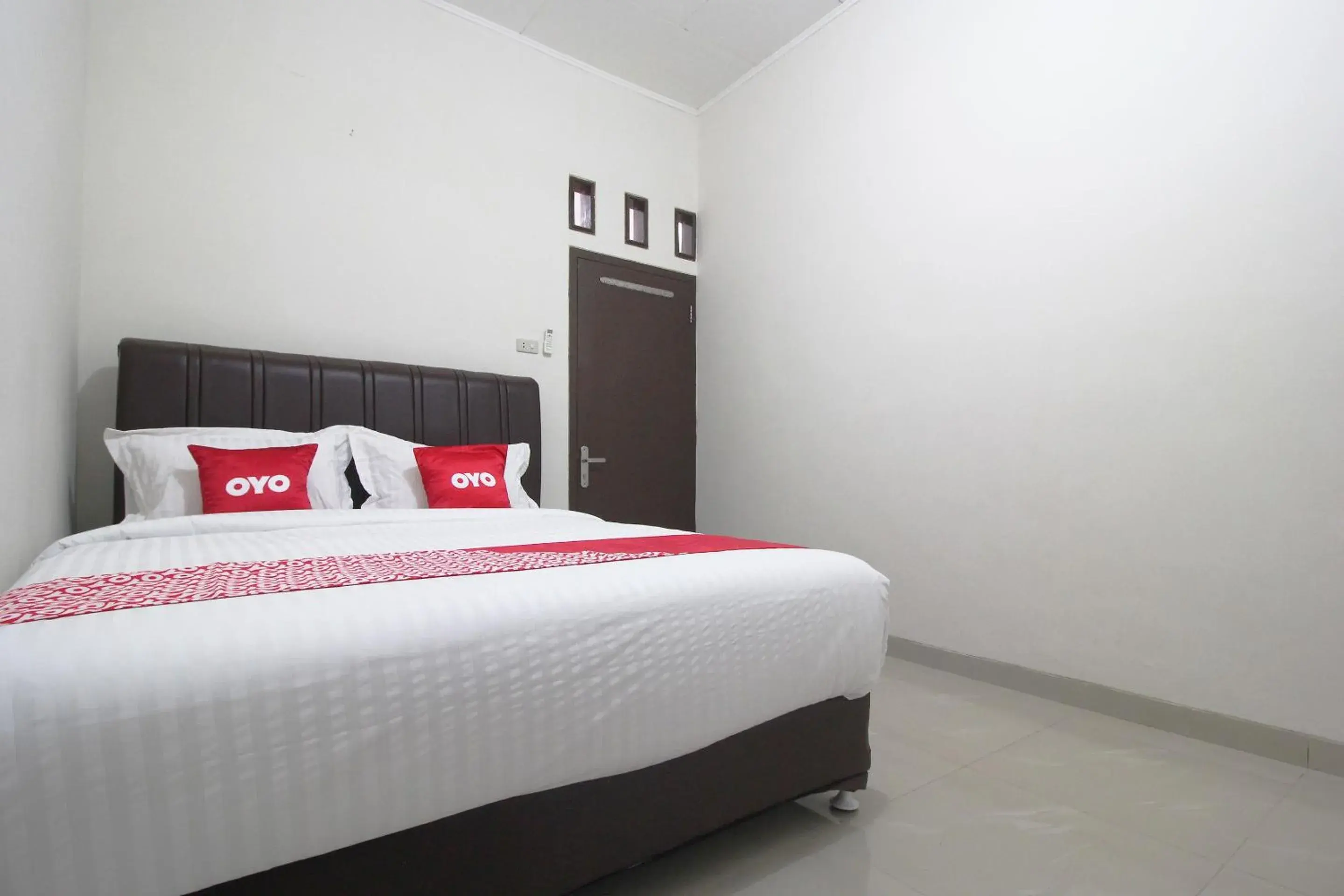 Bedroom, Bed in Hotel O Wisma Ray Syariah Bedroom, Bed in Hotel O Wisma Ray Syariah